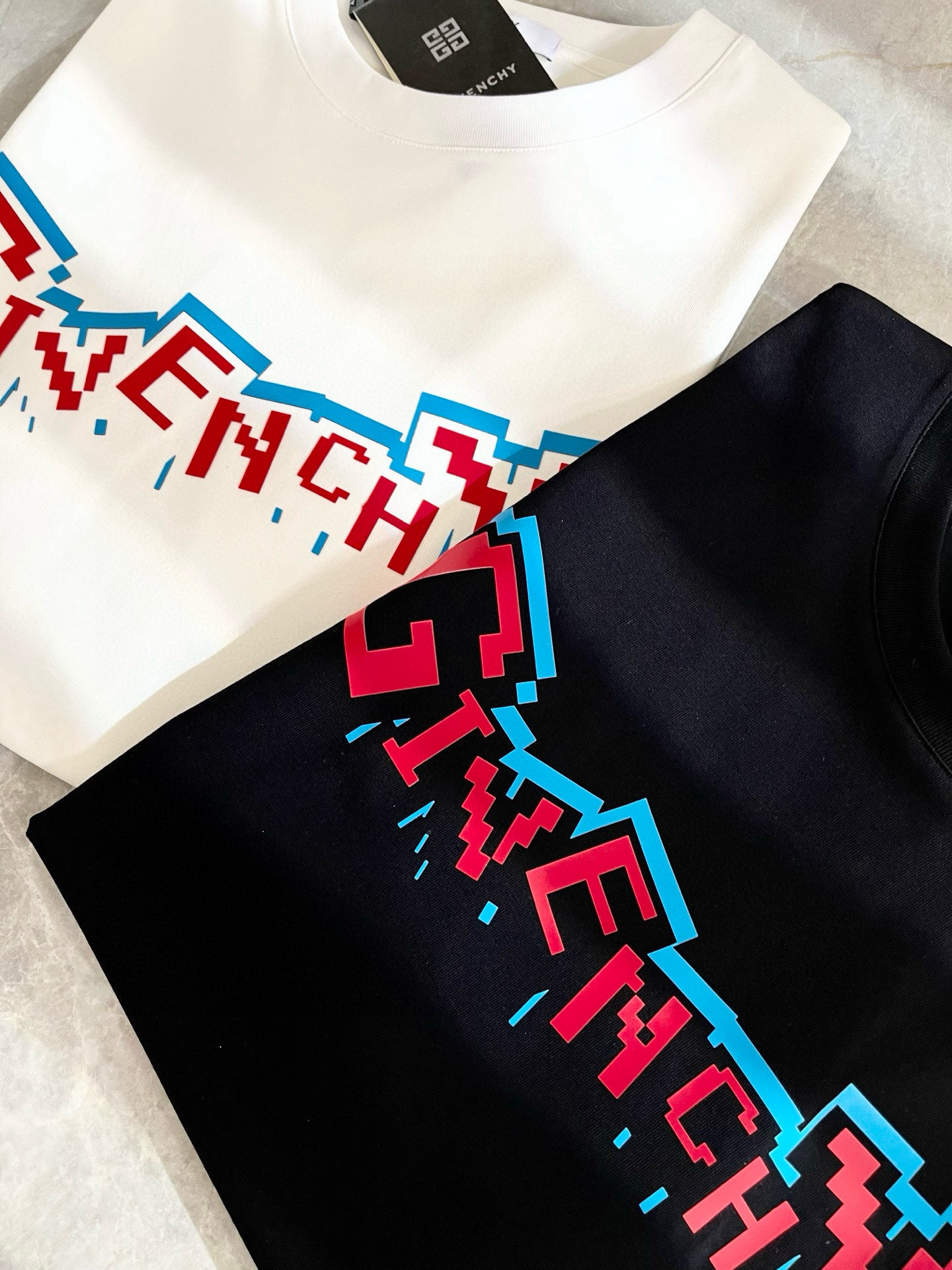    Giv*chy/纪*希2025春夏新款男女同款👫短袖T恤，主创时尚注入了全新时尚能量。通过探索各种