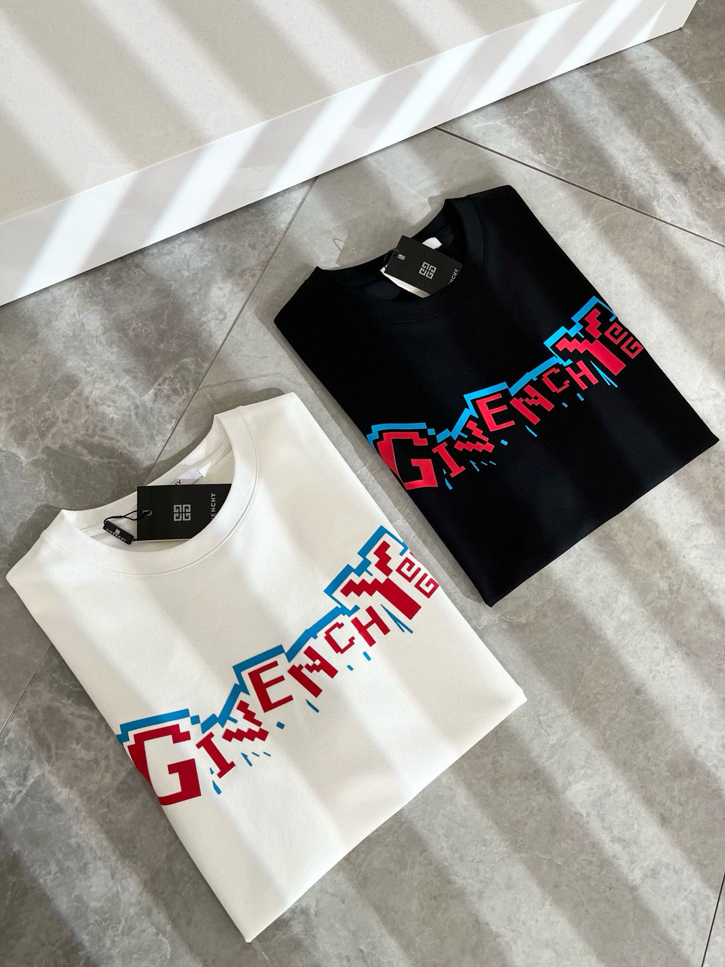    Giv*chy/纪*希2025春夏新款男女同款👫短袖T恤，主创时尚注入了全新时尚能量。通过探索各种