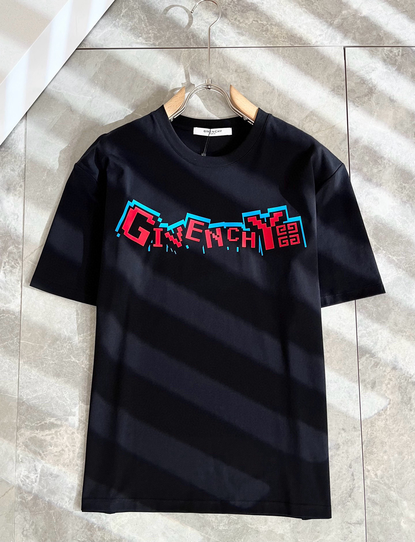    Giv*chy/纪*希2025春夏新款男女同款👫短袖T恤，主创时尚注入了全新时尚能量。通过探索各种