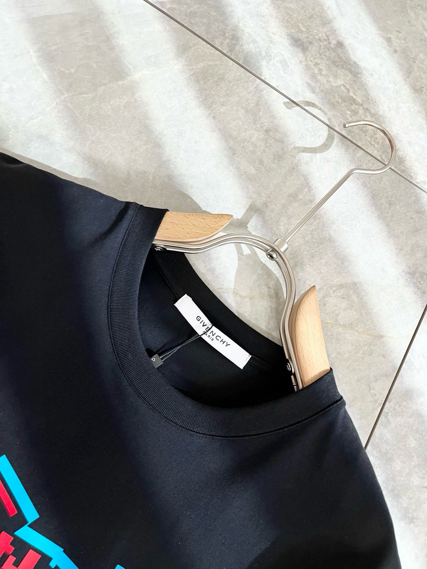    Giv*chy/纪*希2025春夏新款男女同款👫短袖T恤，主创时尚注入了全新时尚能量。通过探索各种