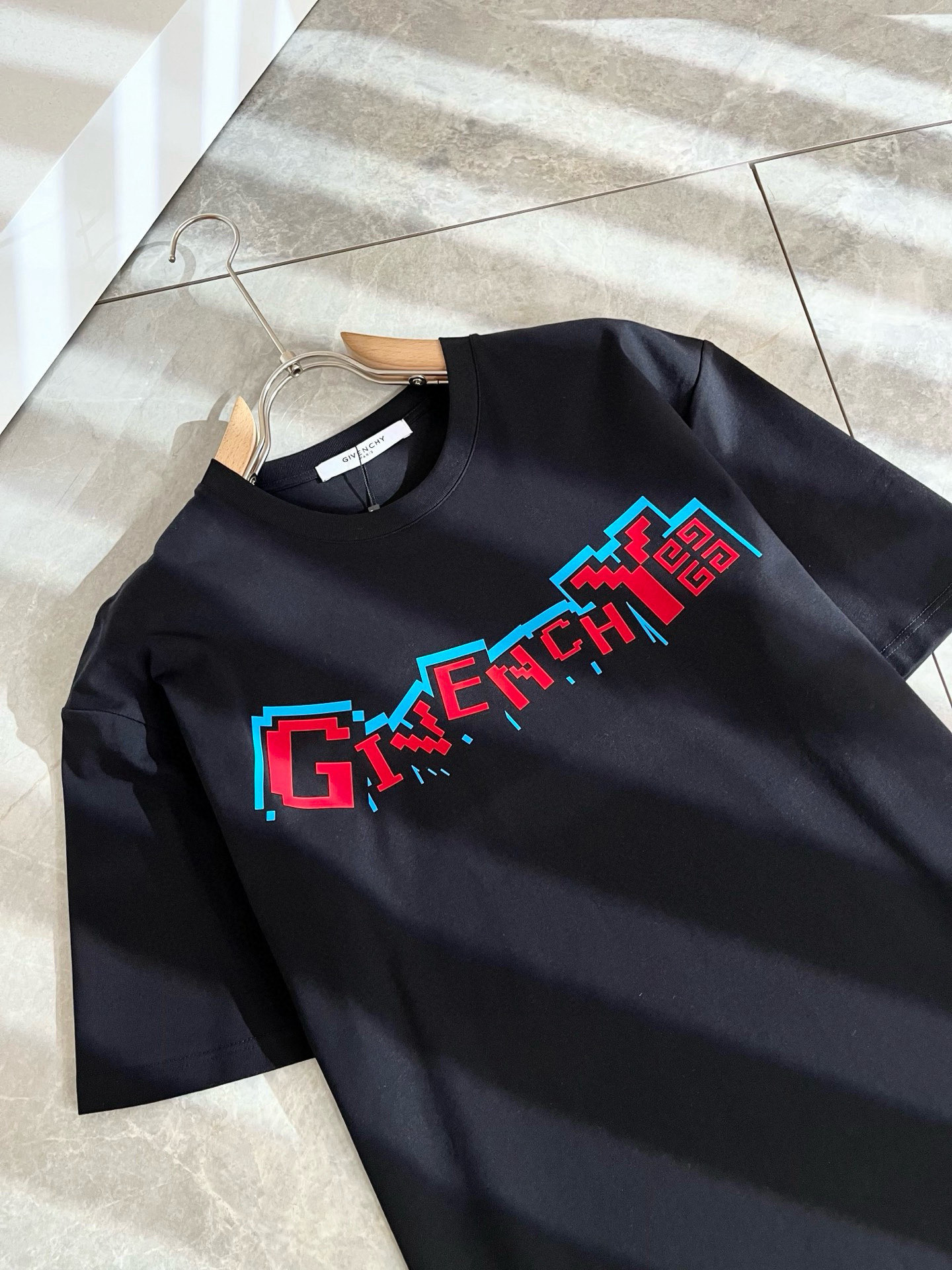    Giv*chy/纪*希2025春夏新款男女同款👫短袖T恤，主创时尚注入了全新时尚能量。通过探索各种