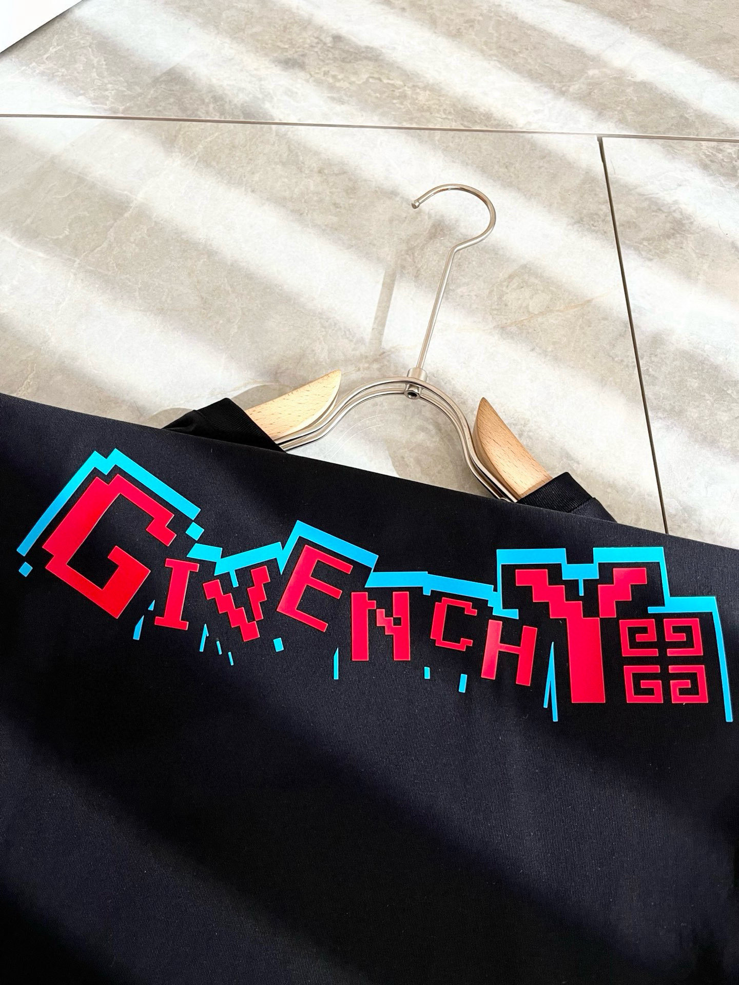    Giv*chy/纪*希2025春夏新款男女同款👫短袖T恤，主创时尚注入了全新时尚能量。通过探索各种