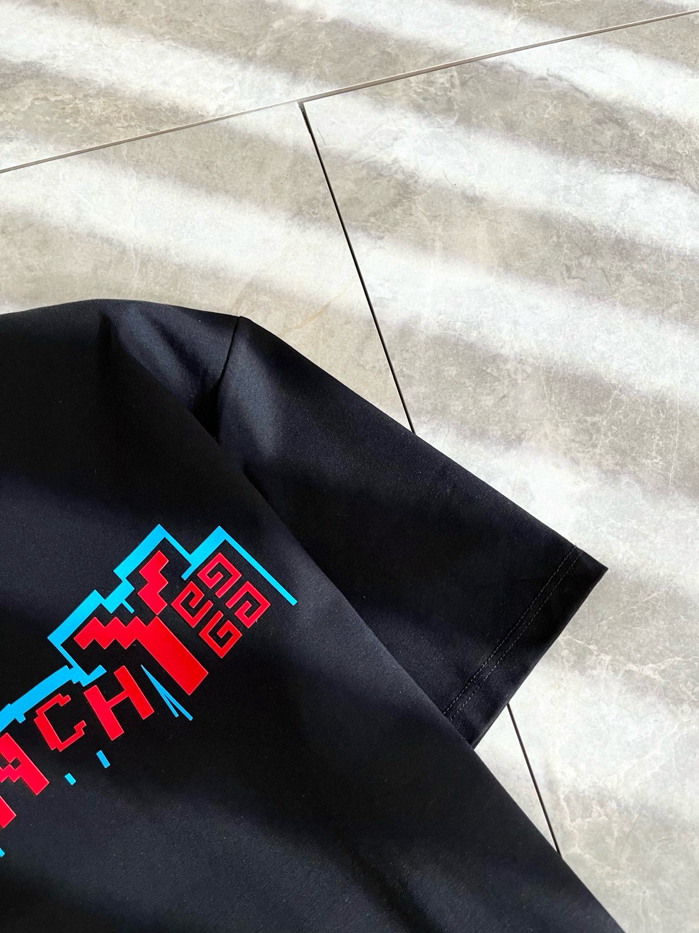    Giv*chy/纪*希2025春夏新款男女同款👫短袖T恤，主创时尚注入了全新时尚能量。通过探索各种