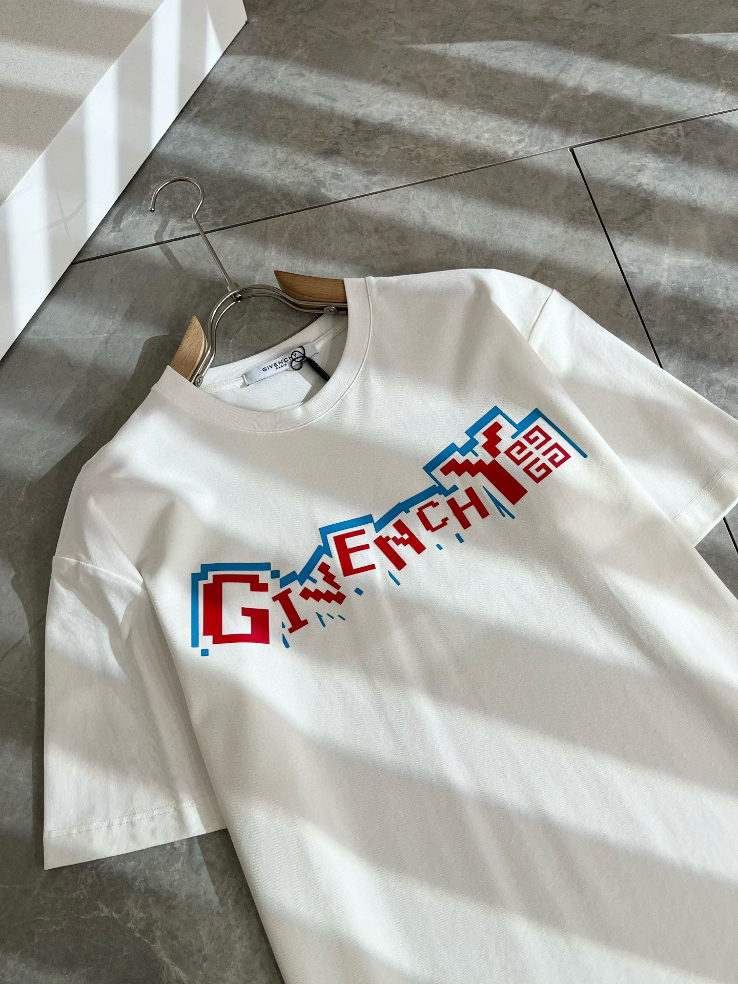    Giv*chy/纪*希2025春夏新款男女同款👫短袖T恤，主创时尚注入了全新时尚能量。通过探索各种