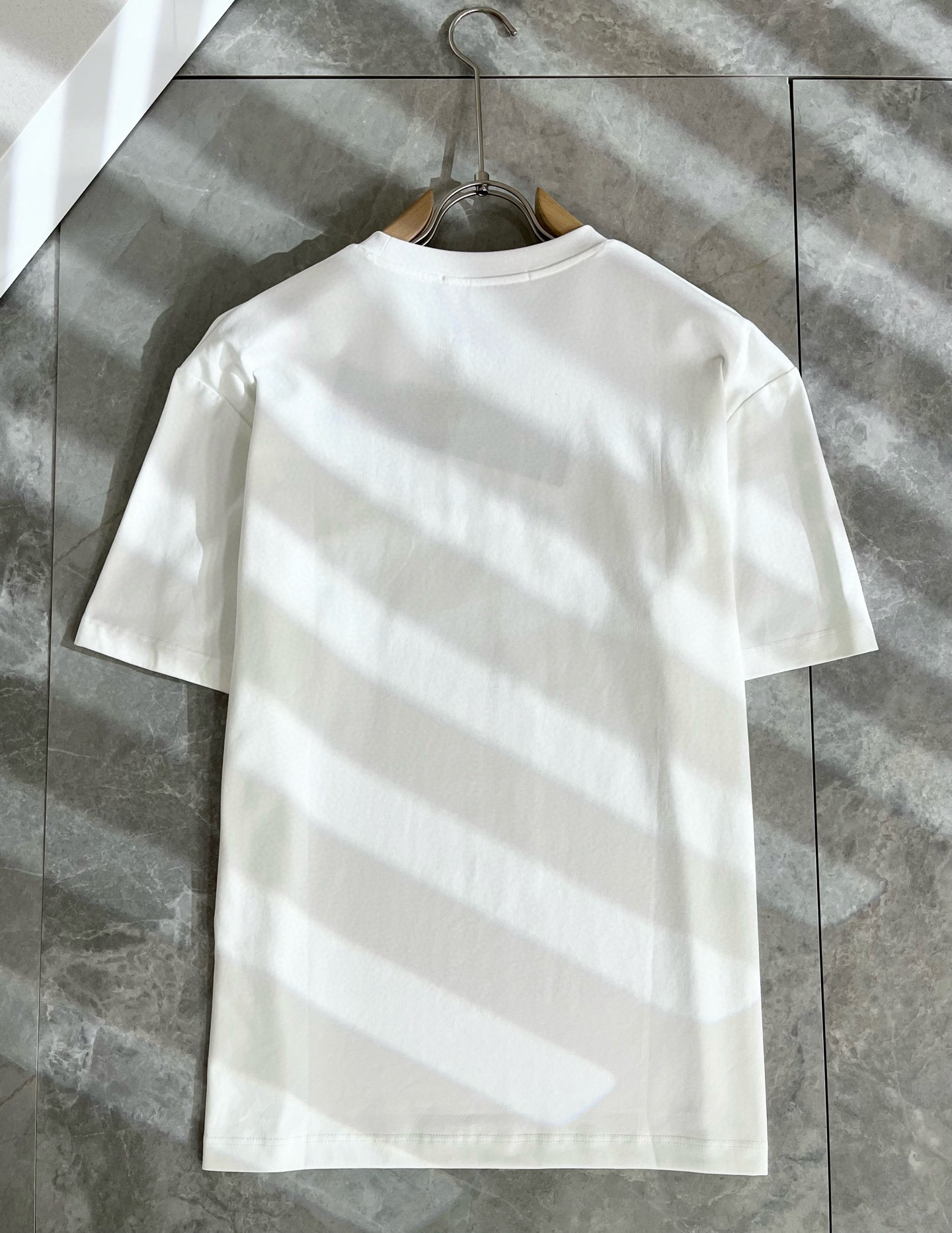    Giv*chy/纪*希2025春夏新款男女同款👫短袖T恤，主创时尚注入了全新时尚能量。通过探索各种