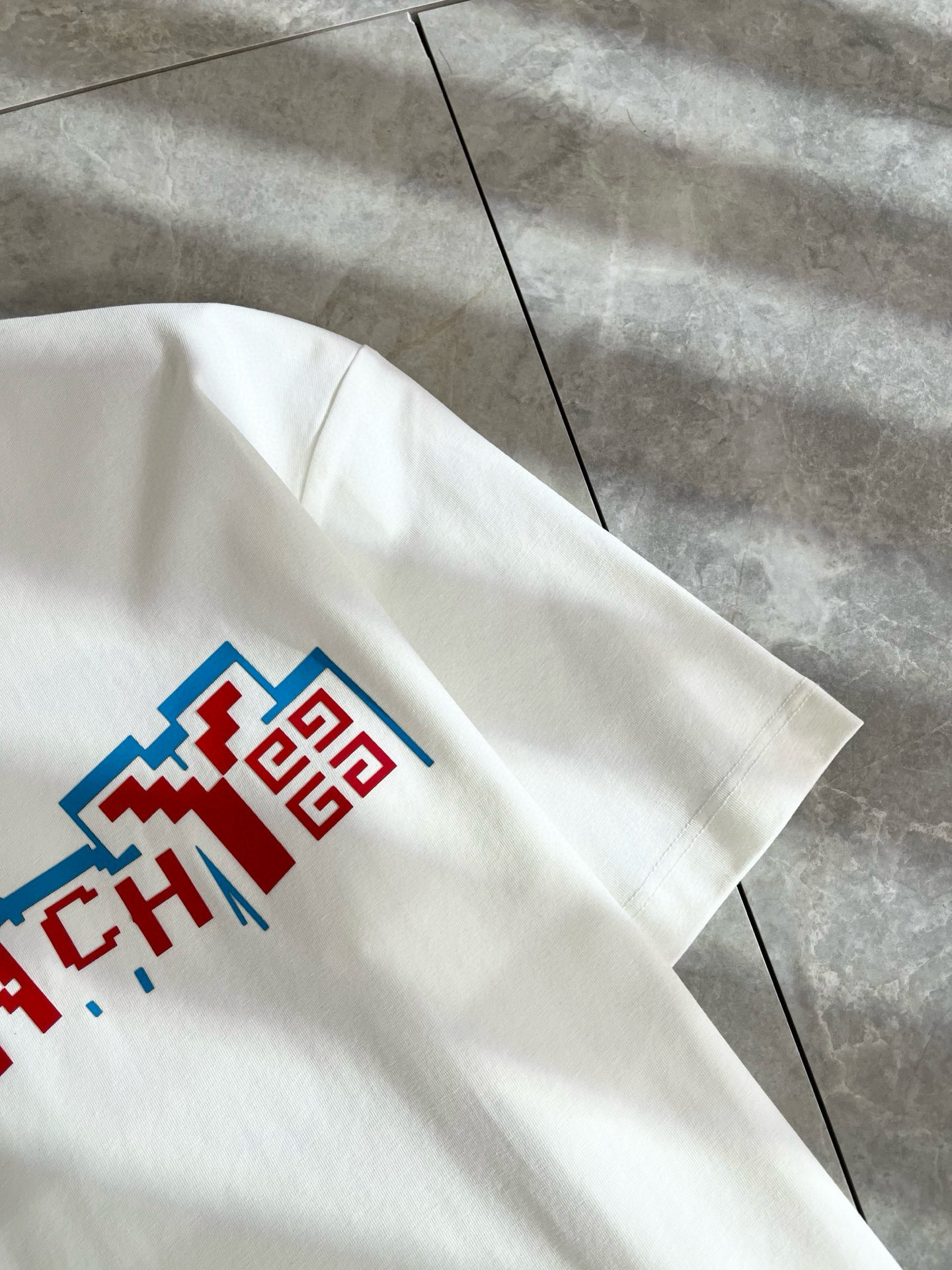    Giv*chy/纪*希2025春夏新款男女同款👫短袖T恤，主创时尚注入了全新时尚能量。通过探索各种