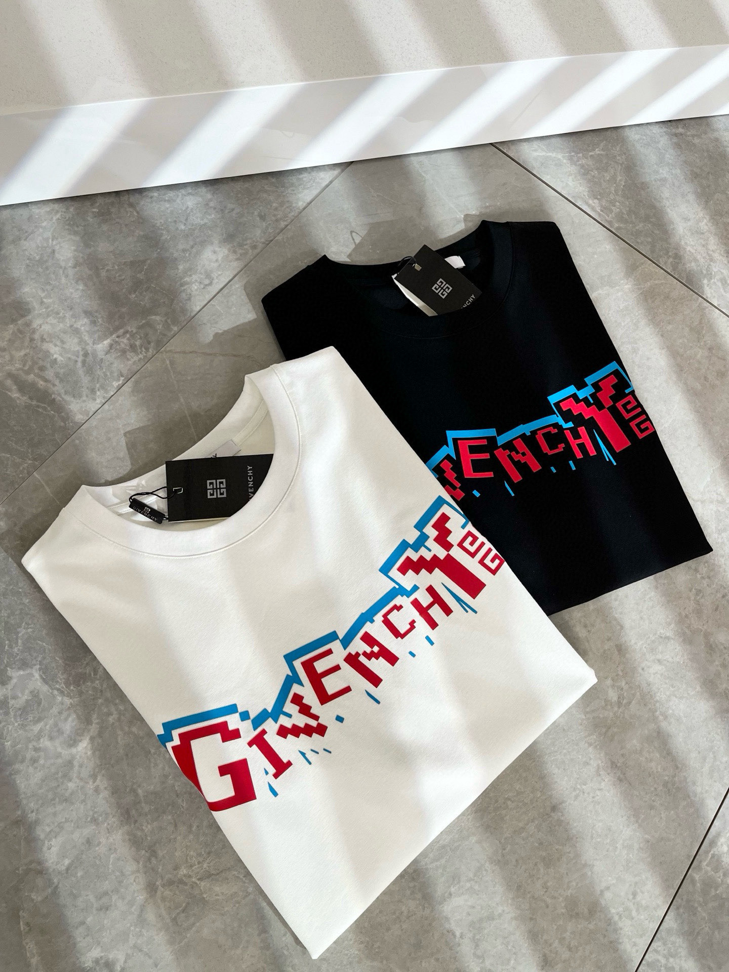    Giv*chy/纪*希2025春夏新款男女同款👫短袖T恤，主创时尚注入了全新时尚能量。通过探索各种