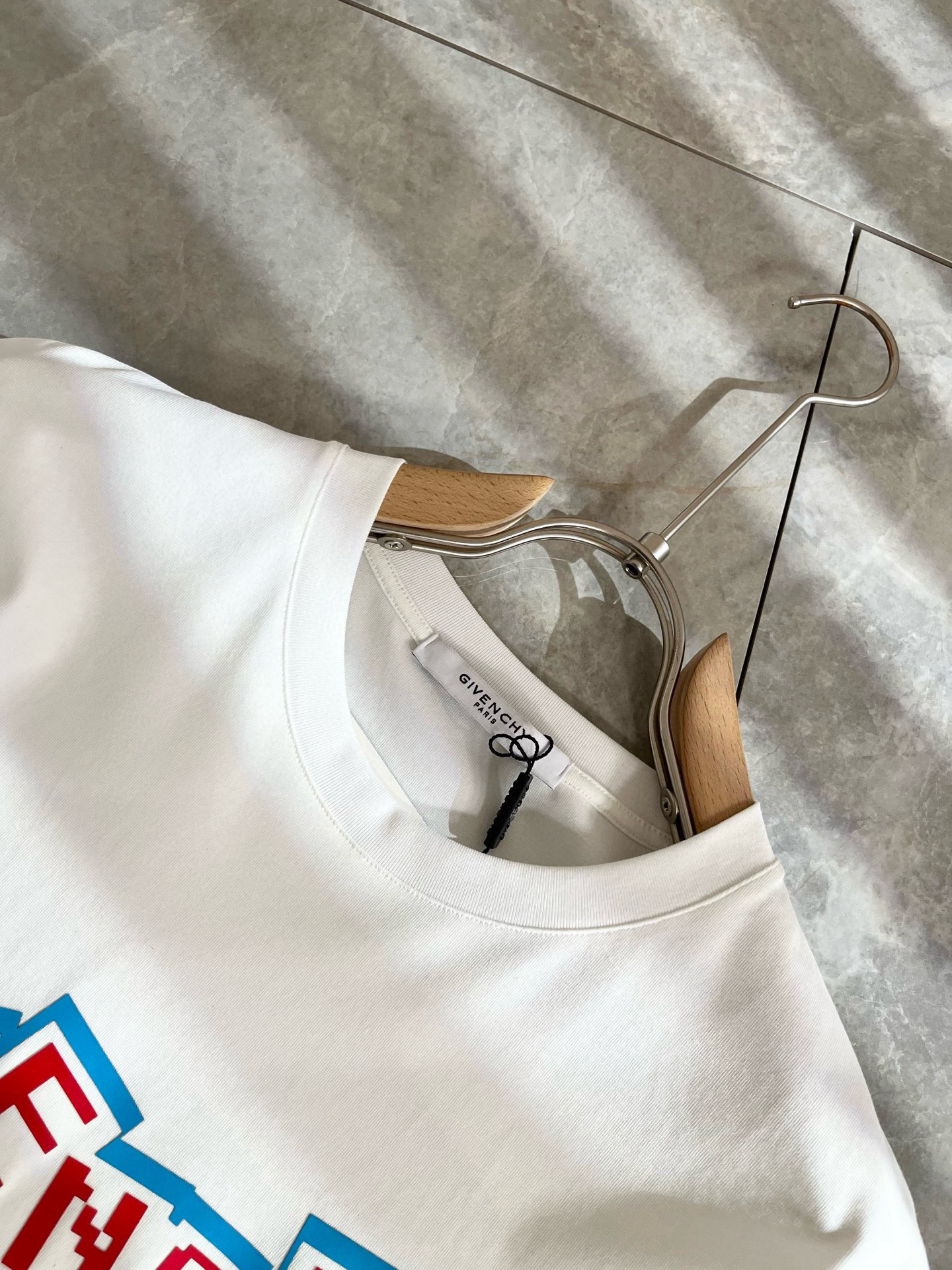    Giv*chy/纪*希2025春夏新款男女同款👫短袖T恤，主创时尚注入了全新时尚能量。通过探索各种