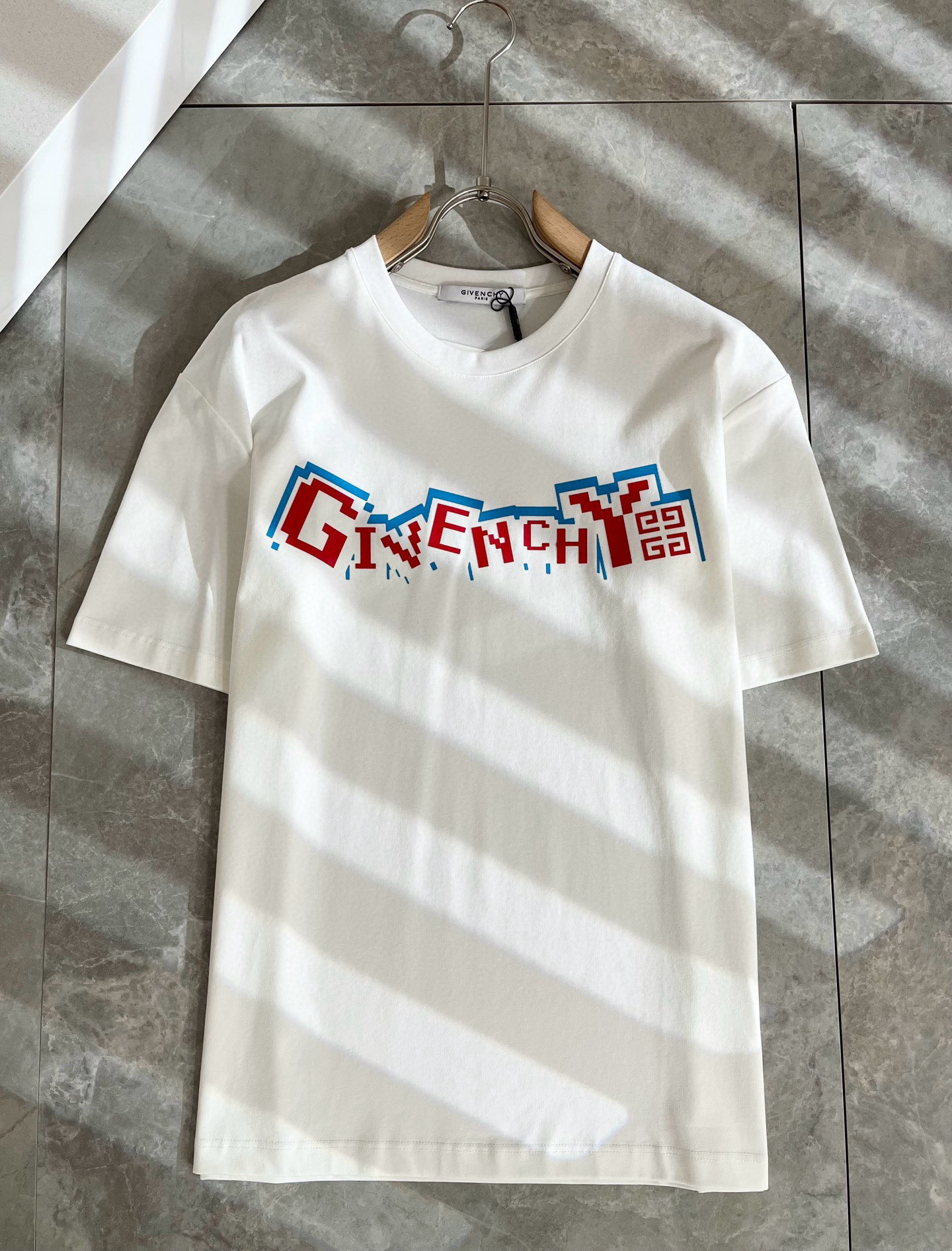    Giv*chy/纪*希2025春夏新款男女同款👫短袖T恤，主创时尚注入了全新时尚能量。通过探索各种