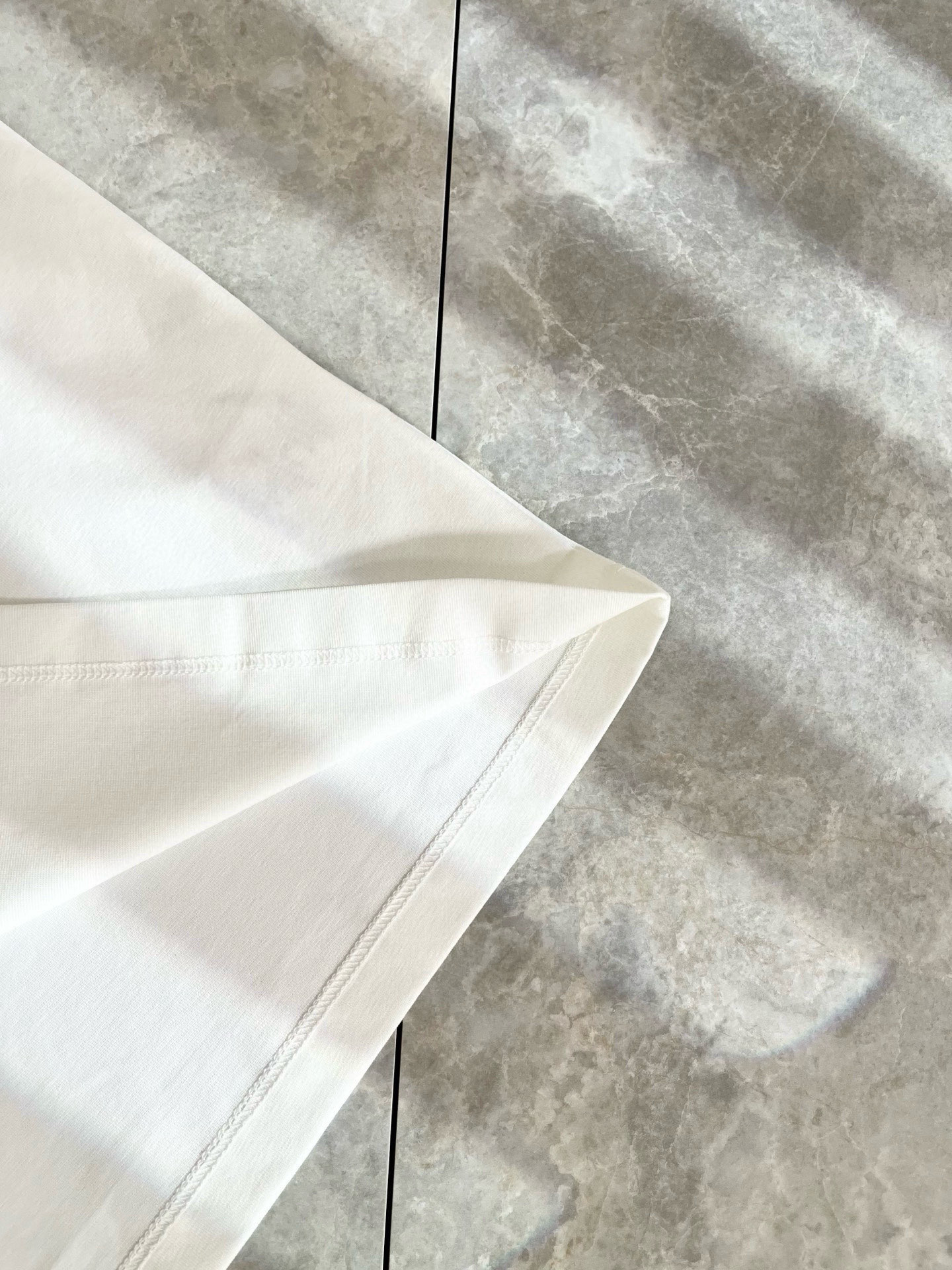    Giv*chy/纪*希2025春夏新款男女同款👫短袖T恤，主创时尚注入了全新时尚能量。通过探索各种