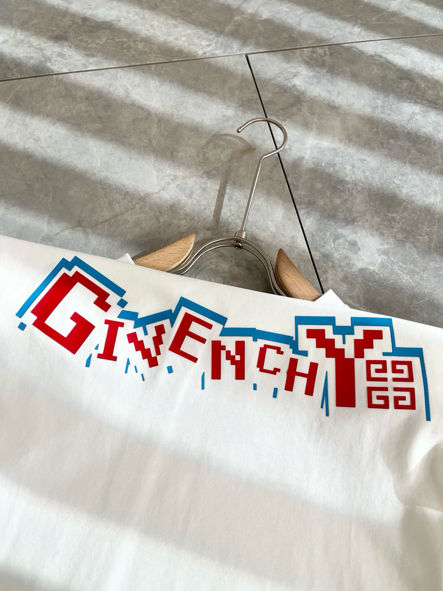    Giv*chy/纪*希2025春夏新款男女同款👫短袖T恤，主创时尚注入了全新时尚能量。通过探索各种