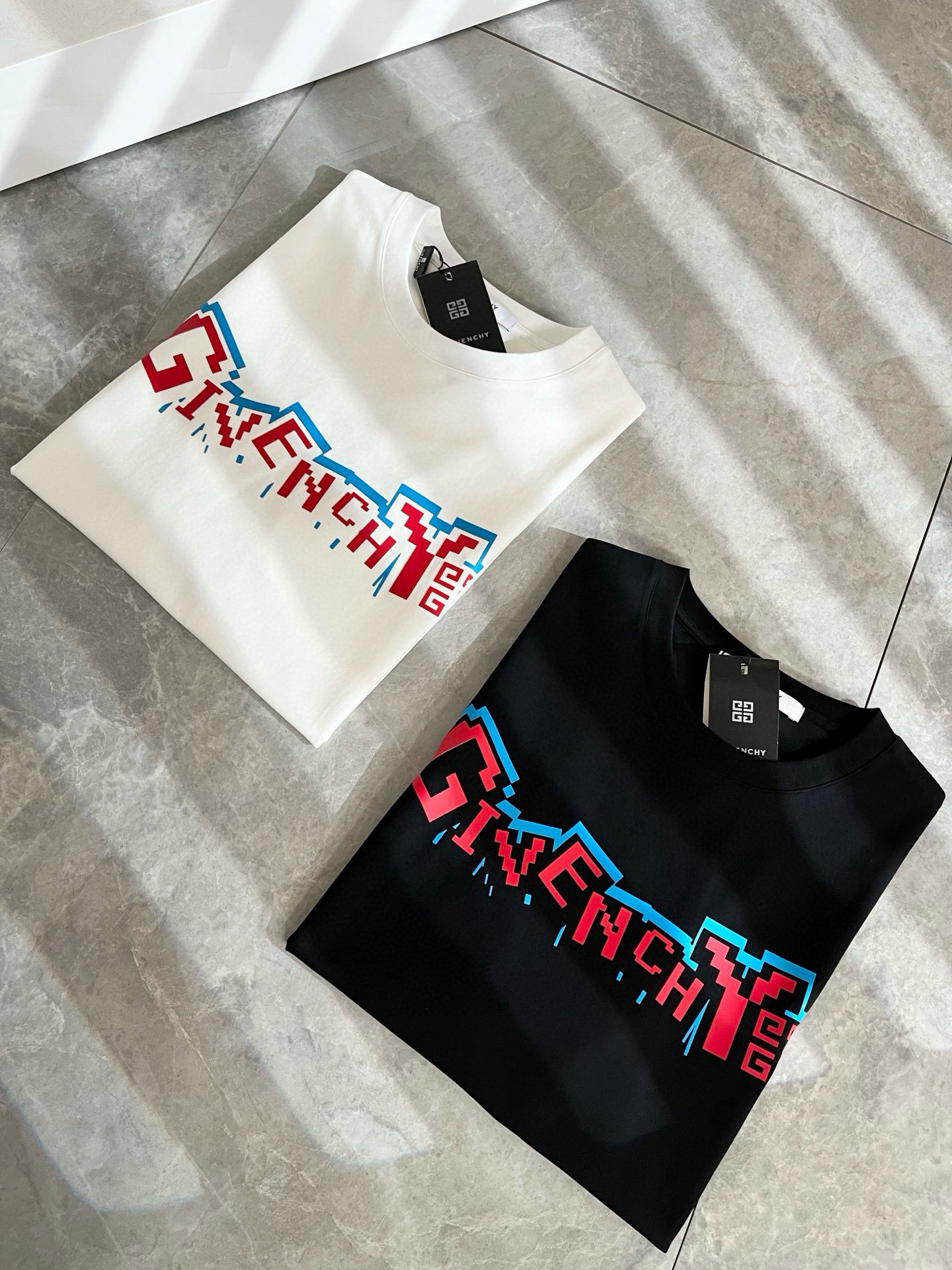    Giv*chy/纪*希2025春夏新款男女同款👫短袖T恤，主创时尚注入了全新时尚能量。通过探索各种