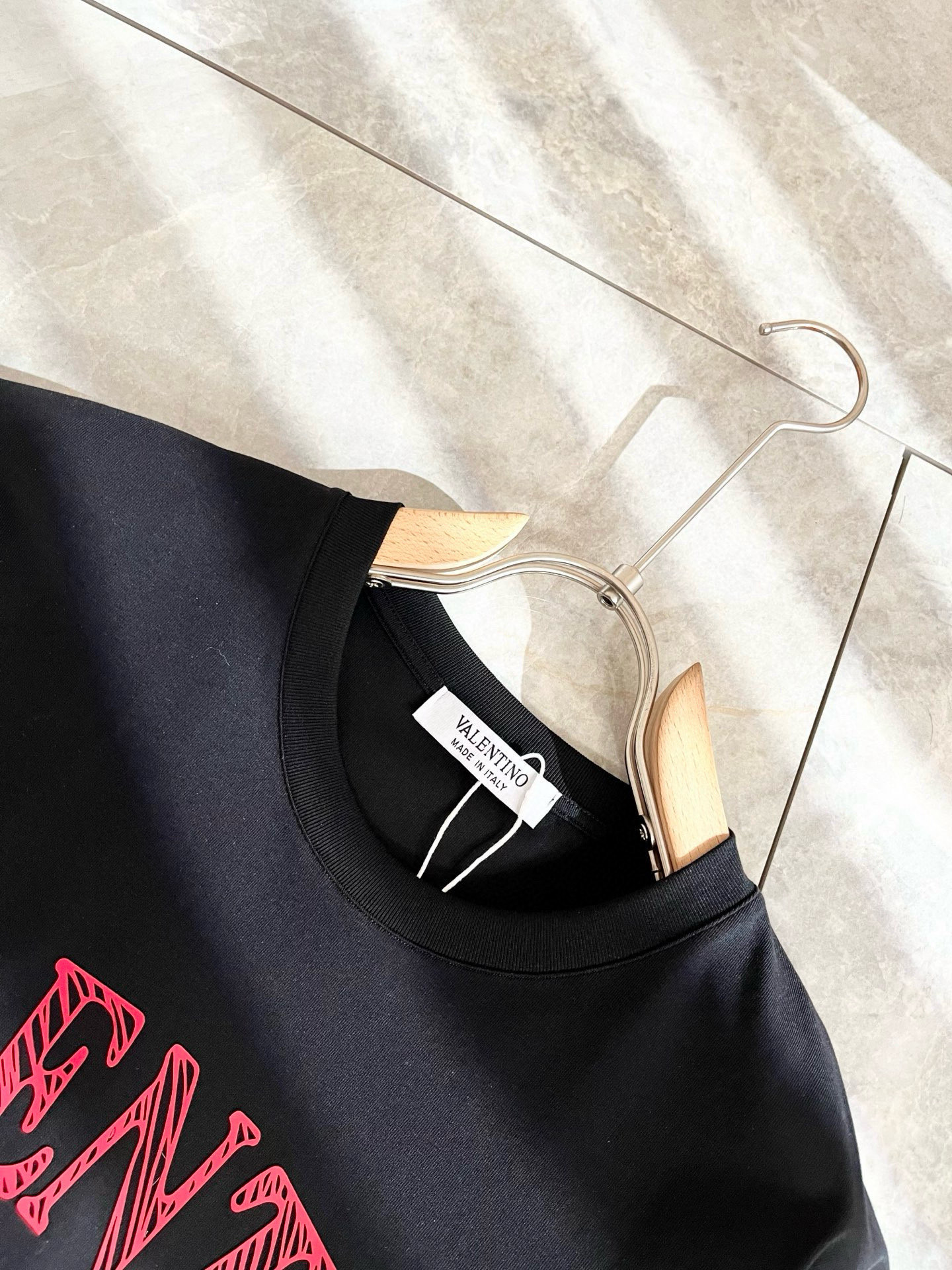   VALENTI*O华伦*奴～柜台款、2025春夏新款短袖T恤衫，胸前logo压绒设计！简单时尚而年轻