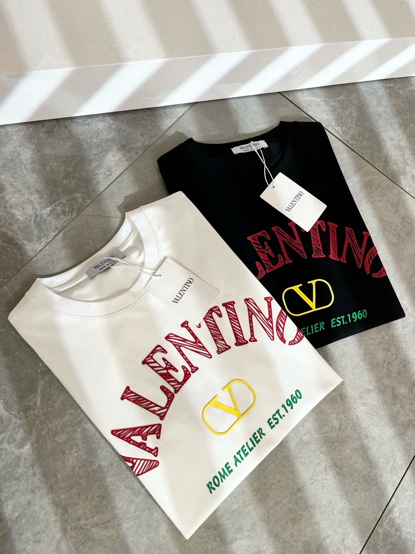   VALENTI*O华伦*奴～柜台款、2025春夏新款短袖T恤衫，胸前logo压绒设计！简单时尚而年轻