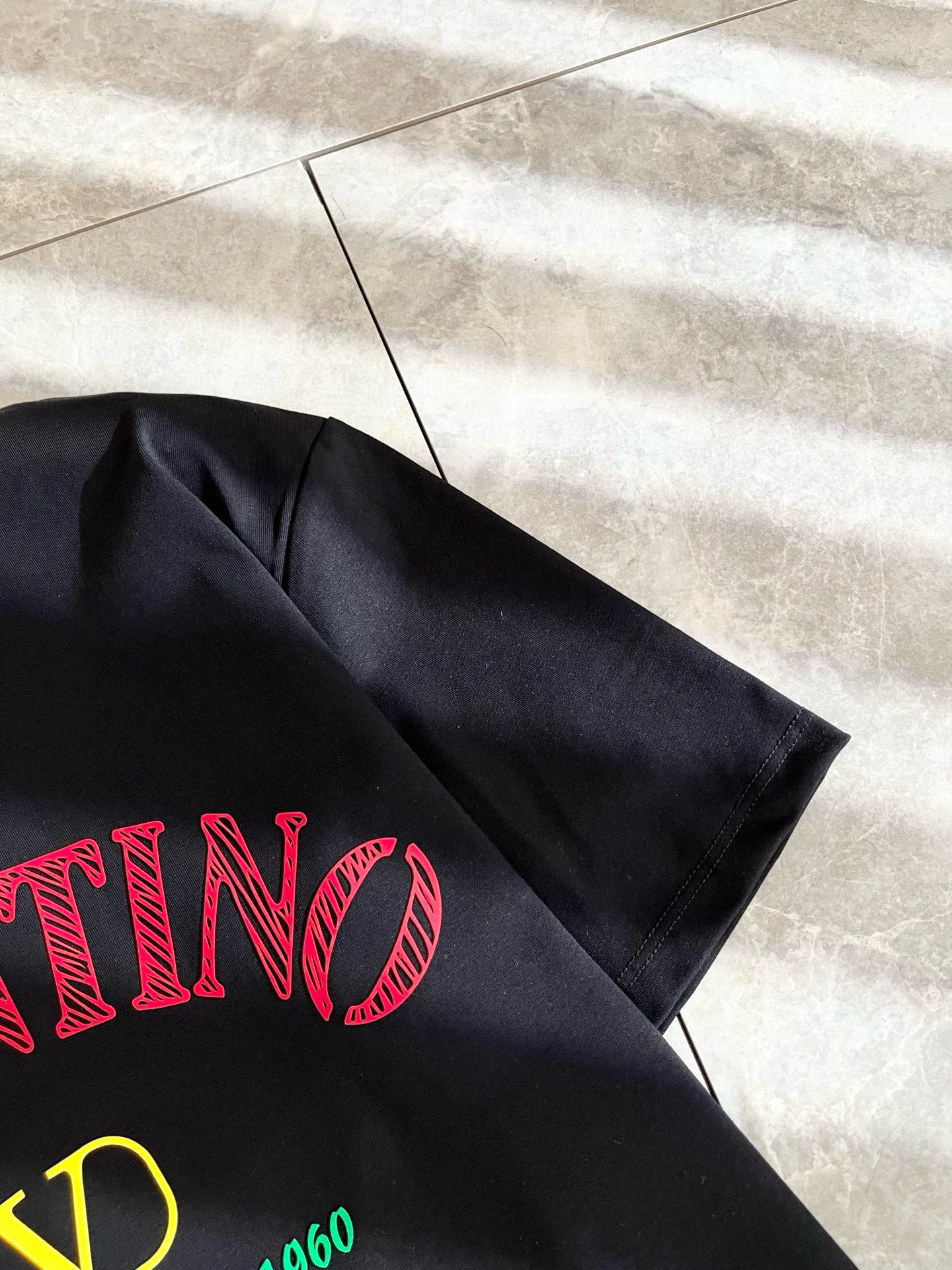   VALENTI*O华伦*奴～柜台款、2025春夏新款短袖T恤衫，胸前logo压绒设计！简单时尚而年轻