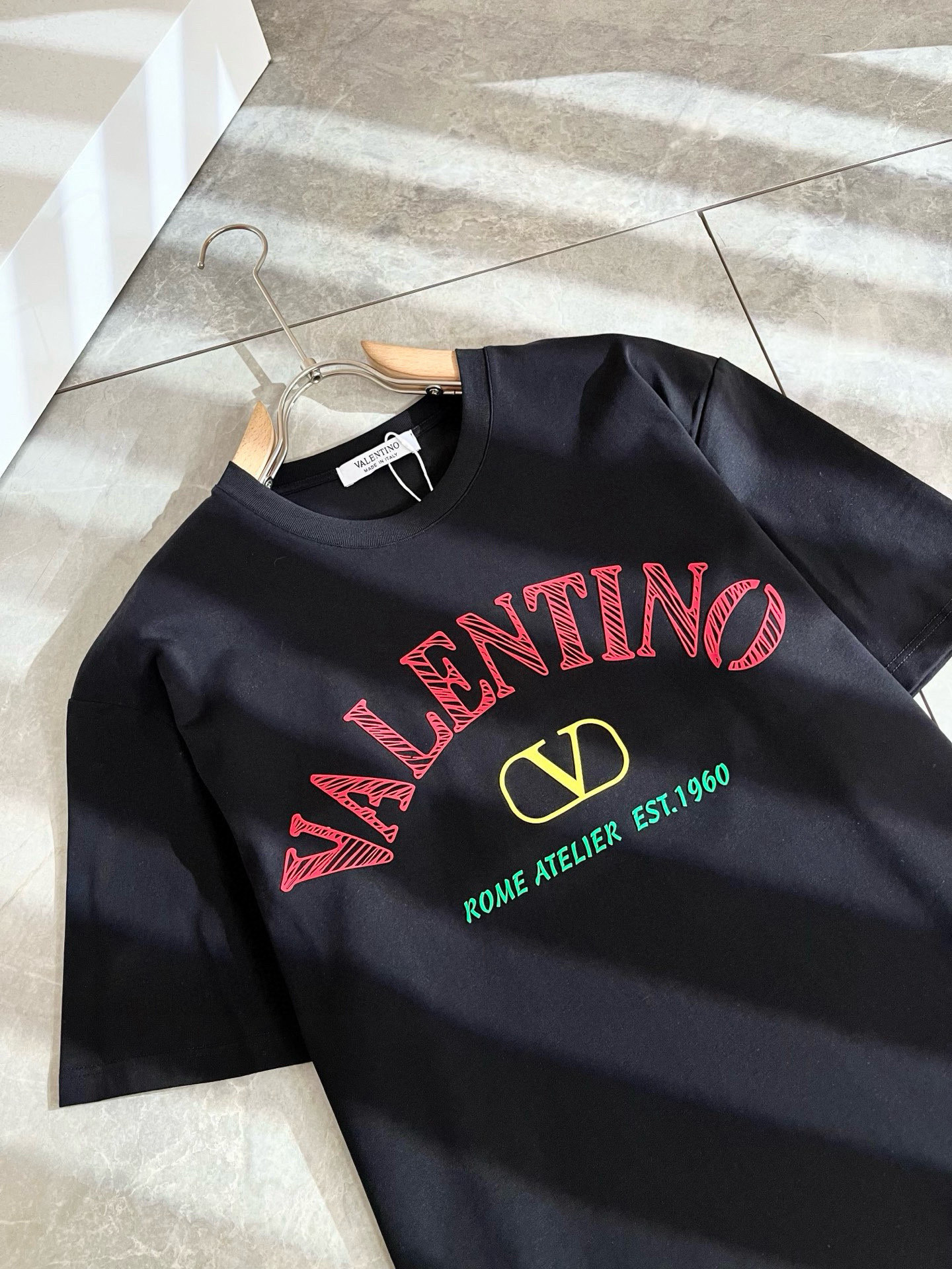   VALENTI*O华伦*奴～柜台款、2025春夏新款短袖T恤衫，胸前logo压绒设计！简单时尚而年轻