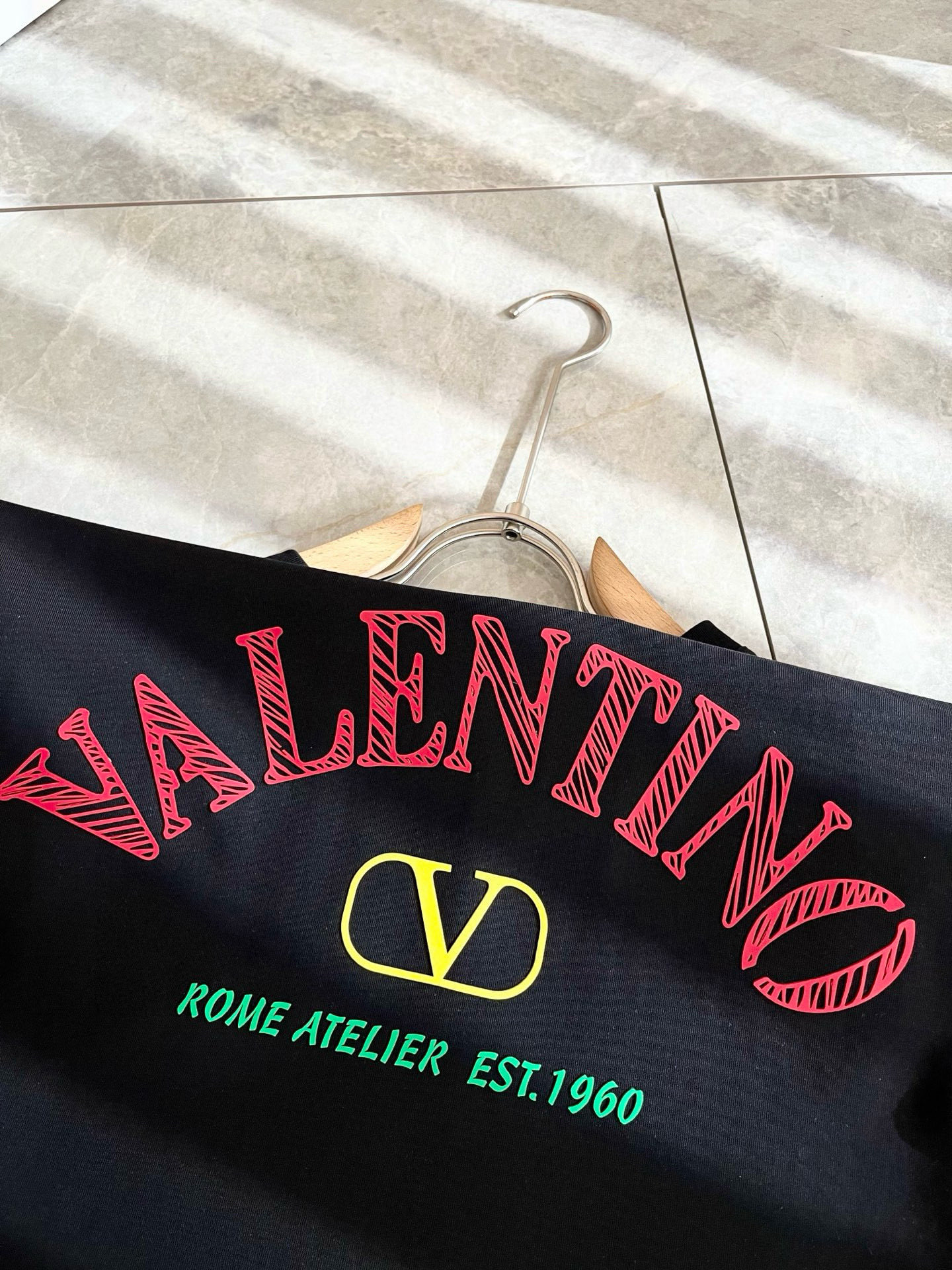   VALENTI*O华伦*奴～柜台款、2025春夏新款短袖T恤衫，胸前logo压绒设计！简单时尚而年轻