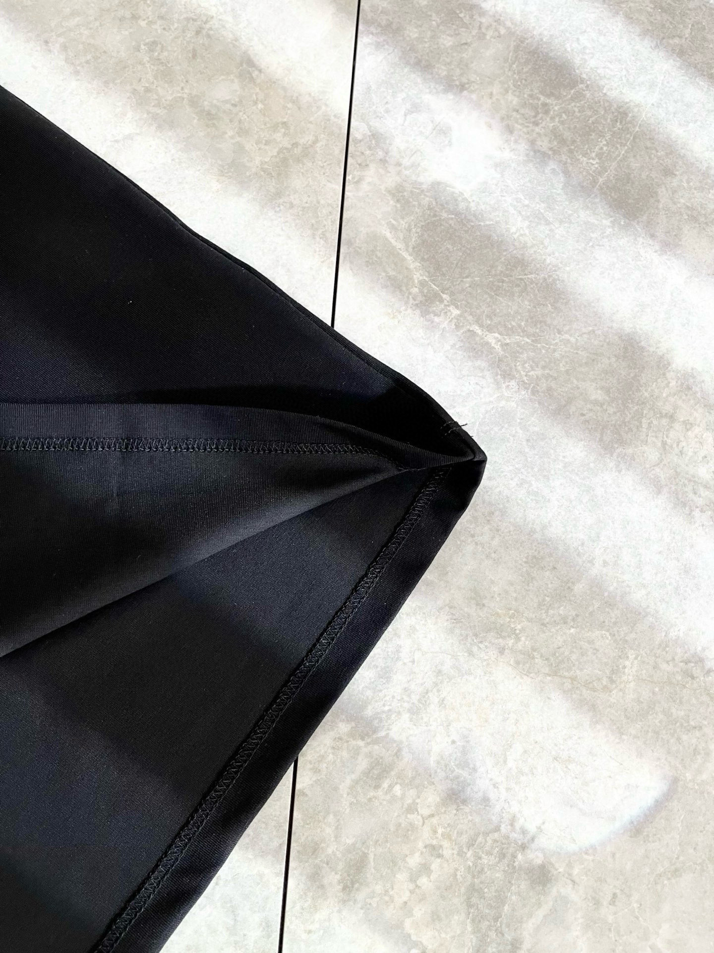   VALENTI*O华伦*奴～柜台款、2025春夏新款短袖T恤衫，胸前logo压绒设计！简单时尚而年轻