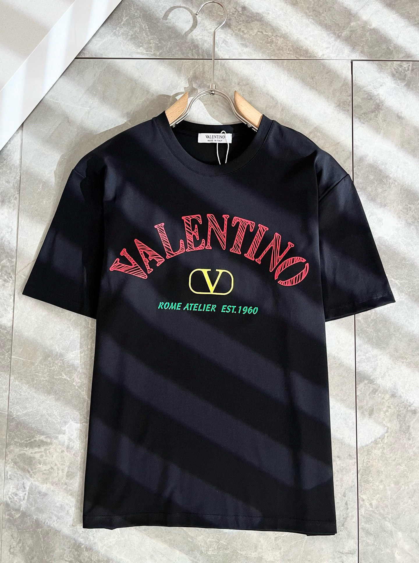   VALENTI*O华伦*奴～柜台款、2025春夏新款短袖T恤衫，胸前logo压绒设计！简单时尚而年轻