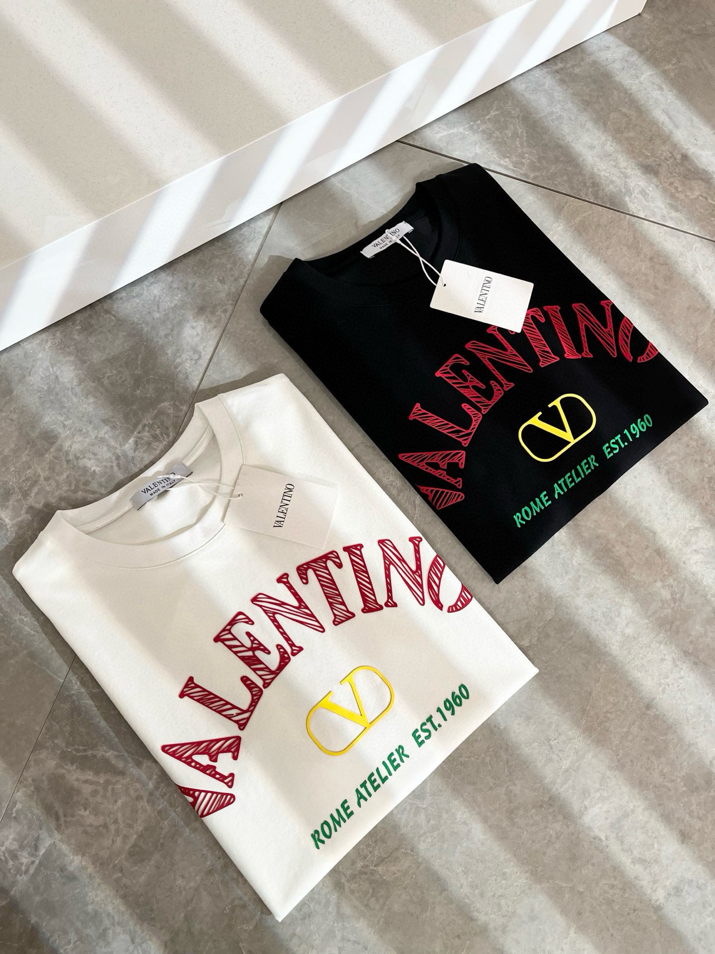   VALENTI*O华伦*奴～柜台款、2025春夏新款短袖T恤衫，胸前logo压绒设计！简单时尚而年轻