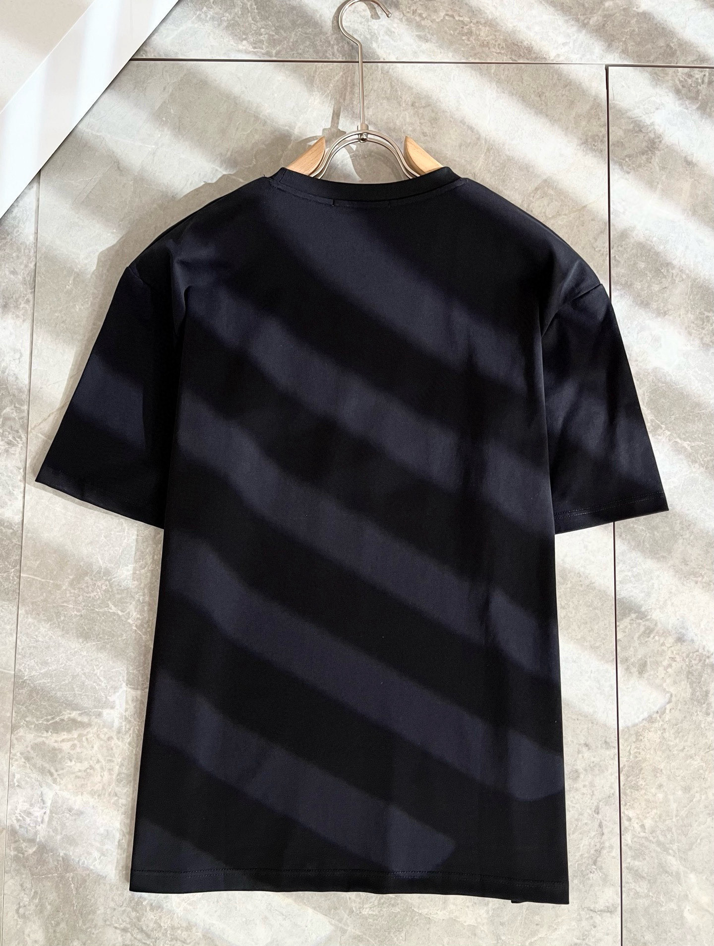   VALENTI*O华伦*奴～柜台款、2025春夏新款短袖T恤衫，胸前logo压绒设计！简单时尚而年轻