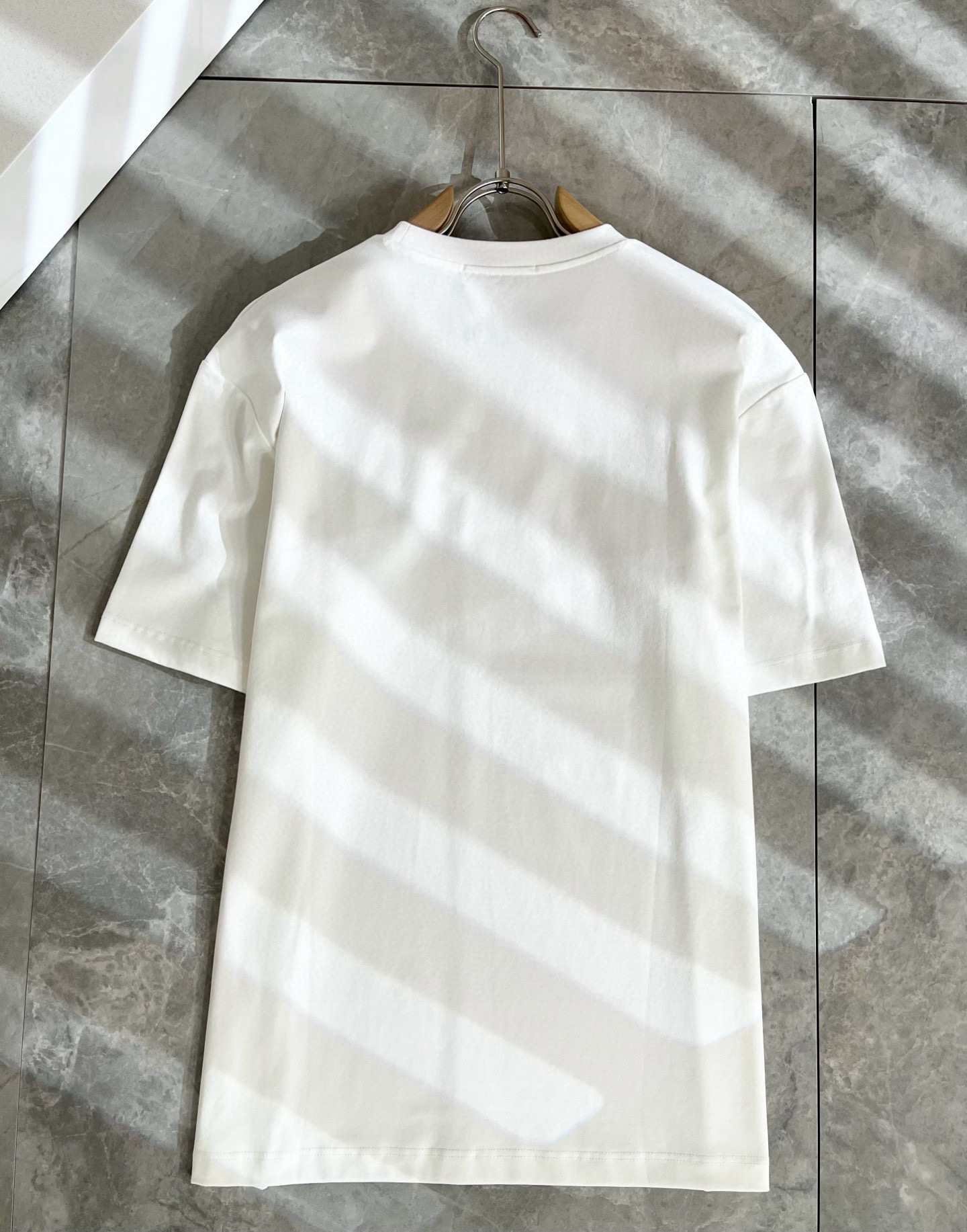   VALENTI*O华伦*奴～柜台款、2025春夏新款短袖T恤衫，胸前logo压绒设计！简单时尚而年轻