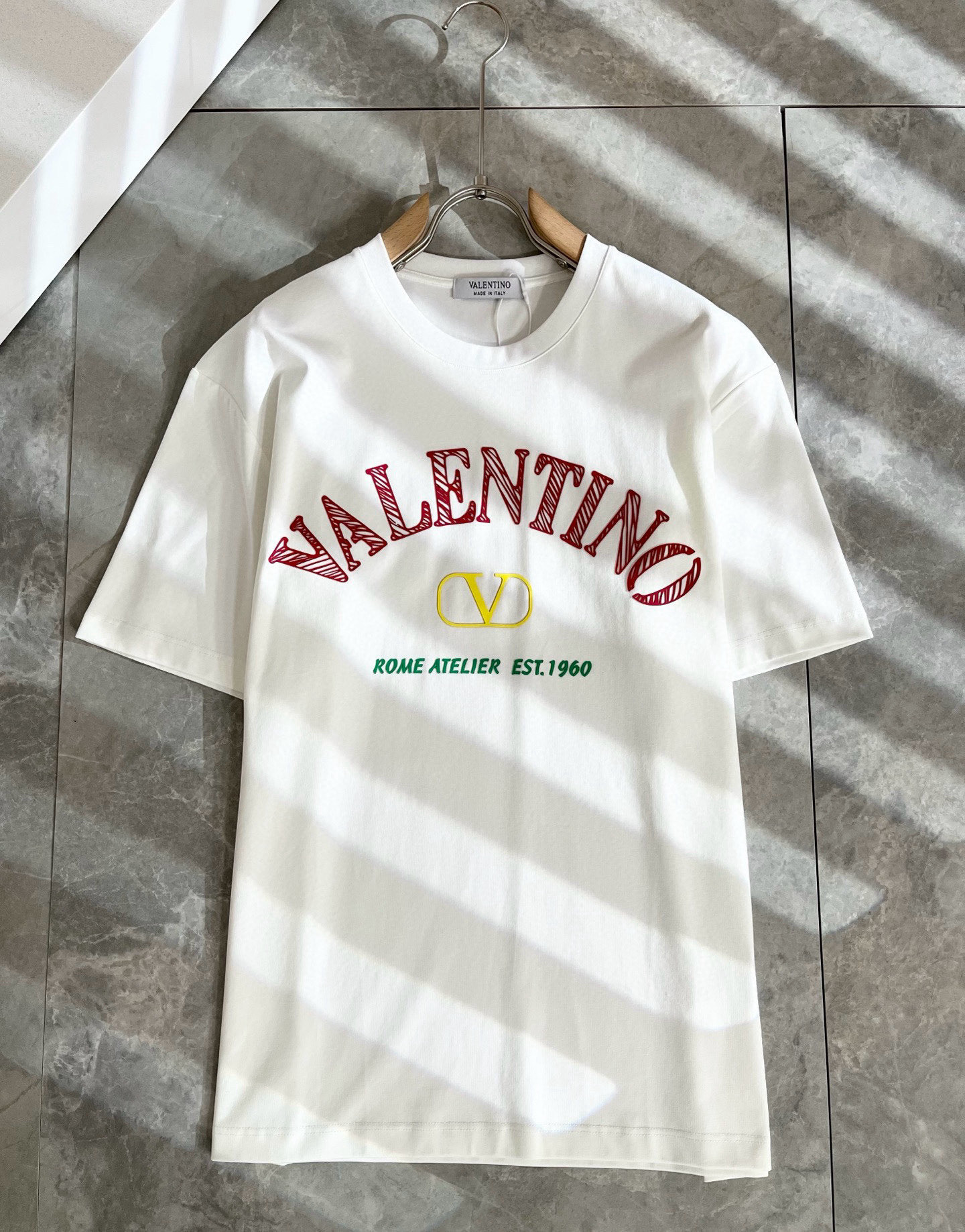   VALENTI*O华伦*奴～柜台款、2025春夏新款短袖T恤衫，胸前logo压绒设计！简单时尚而年轻