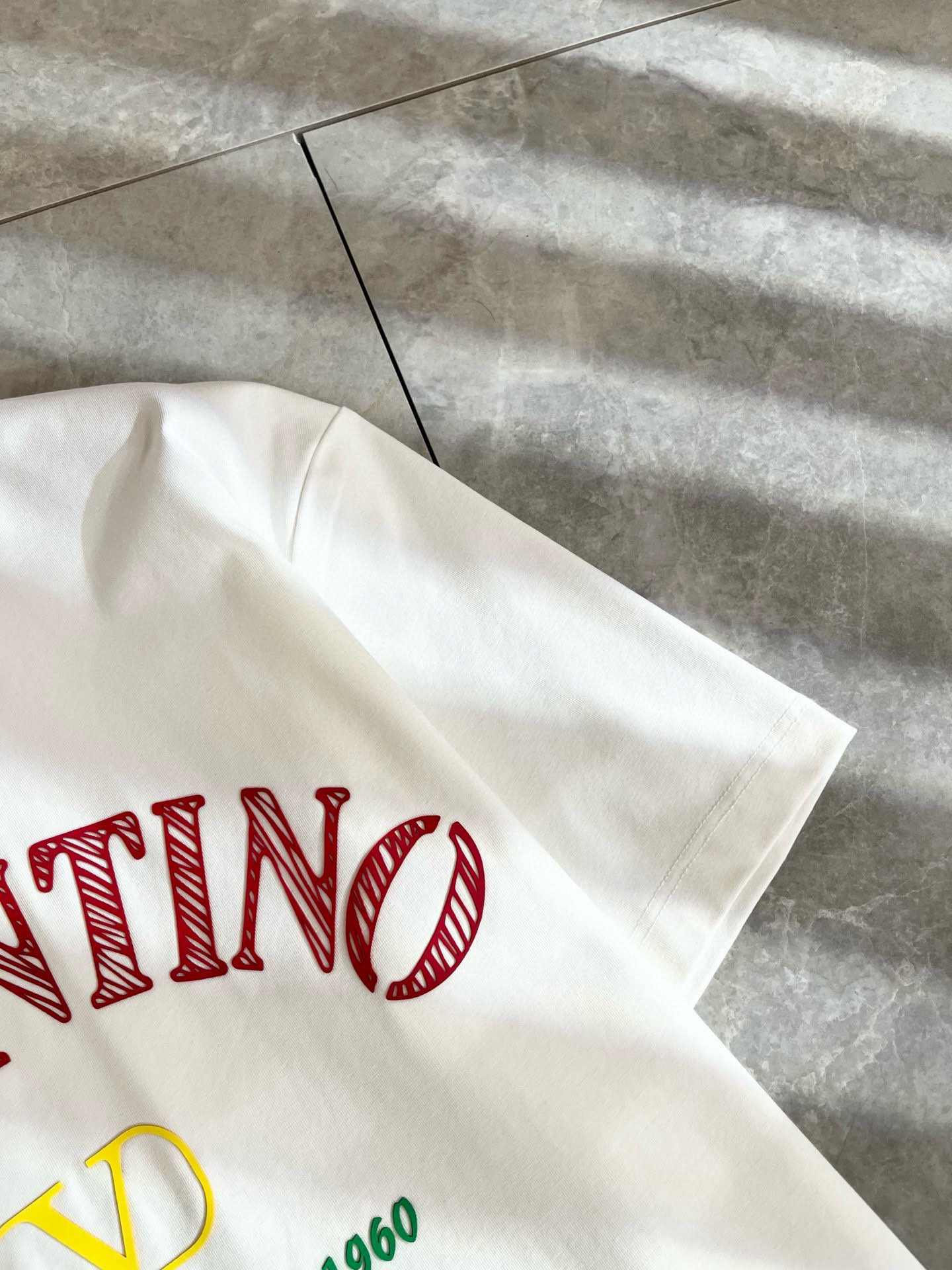   VALENTI*O华伦*奴～柜台款、2025春夏新款短袖T恤衫，胸前logo压绒设计！简单时尚而年轻