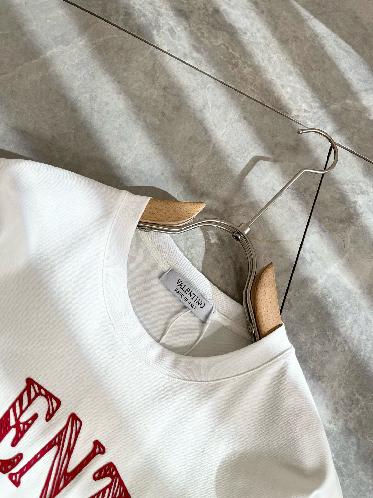   VALENTI*O华伦*奴～柜台款、2025春夏新款短袖T恤衫，胸前logo压绒设计！简单时尚而年轻