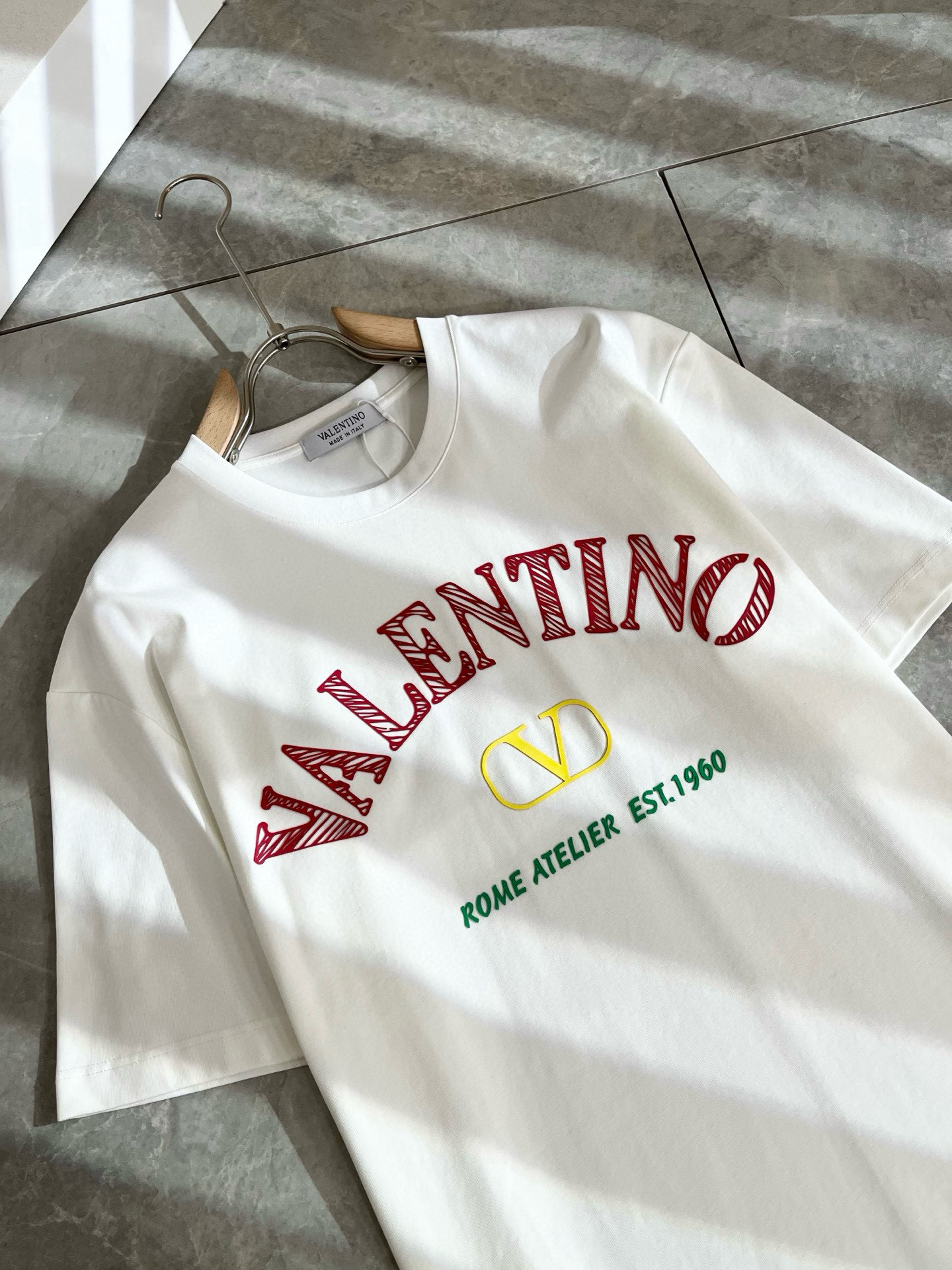   VALENTI*O华伦*奴～柜台款、2025春夏新款短袖T恤衫，胸前logo压绒设计！简单时尚而年轻