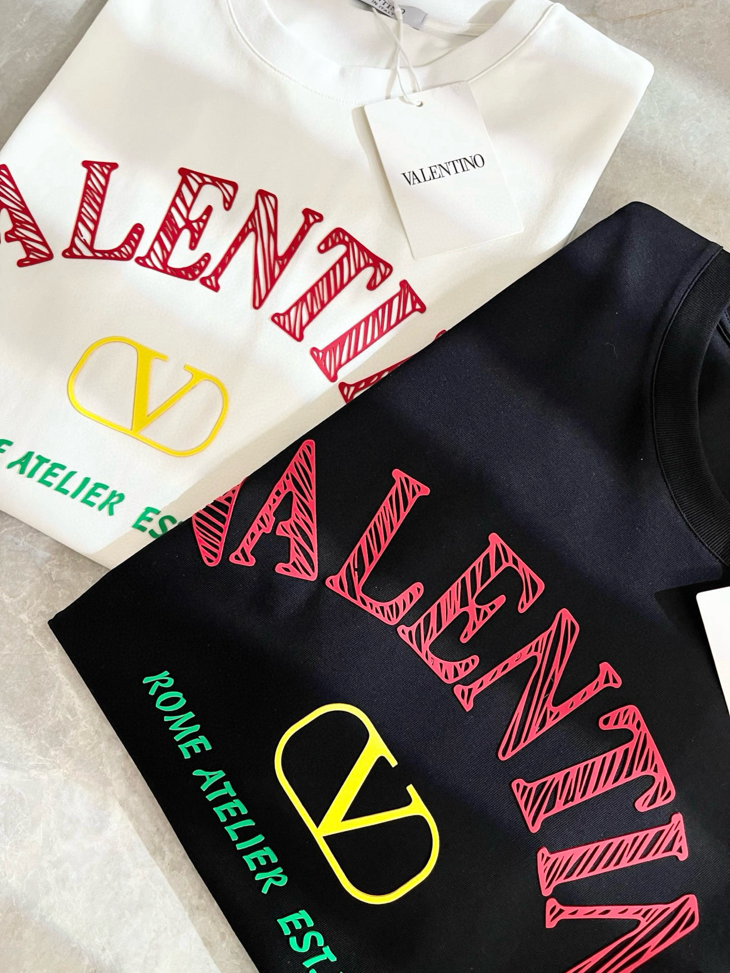   VALENTI*O华伦*奴～柜台款、2025春夏新款短袖T恤衫，胸前logo压绒设计！简单时尚而年轻