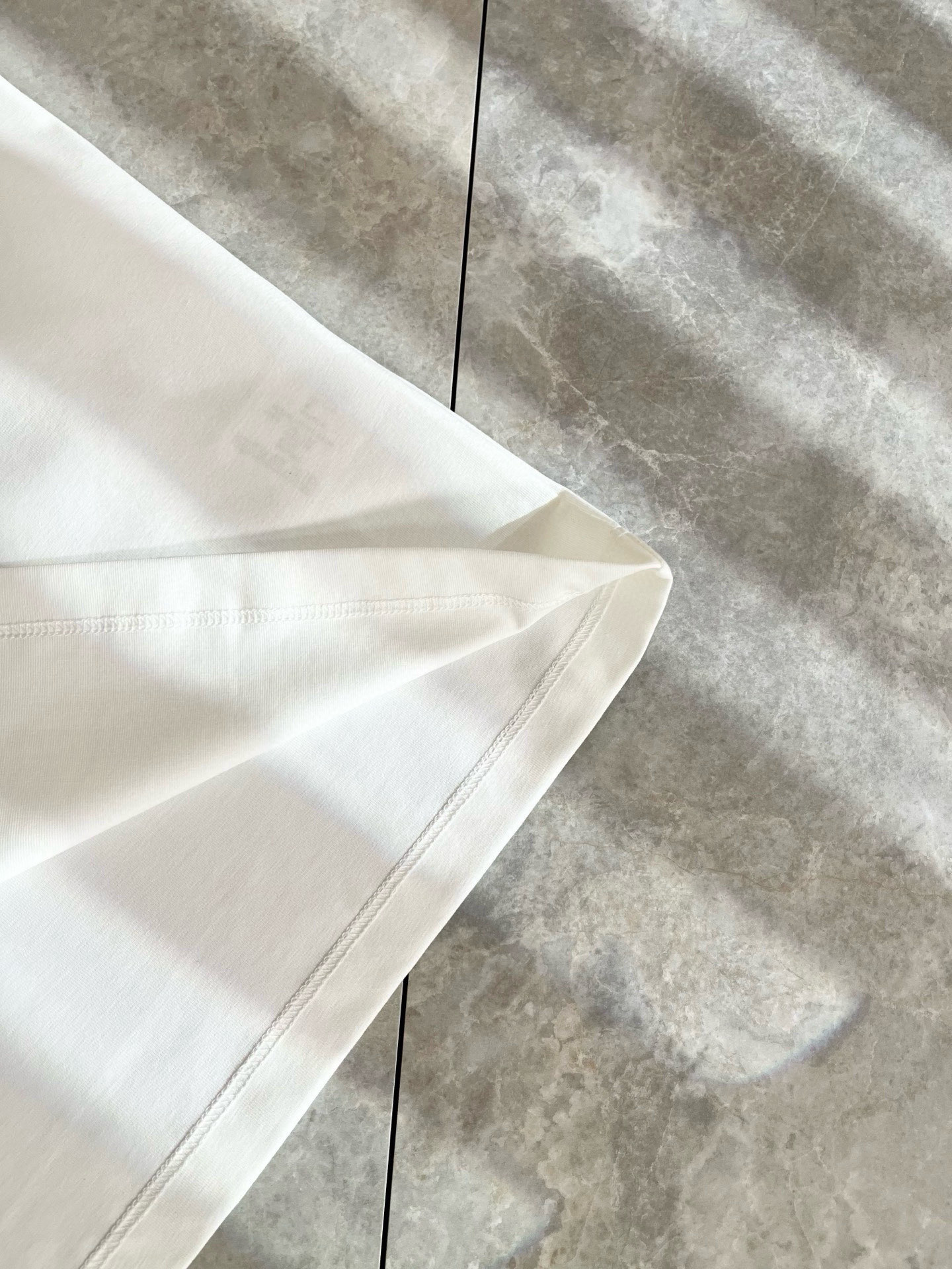   VALENTI*O华伦*奴～柜台款、2025春夏新款短袖T恤衫，胸前logo压绒设计！简单时尚而年轻