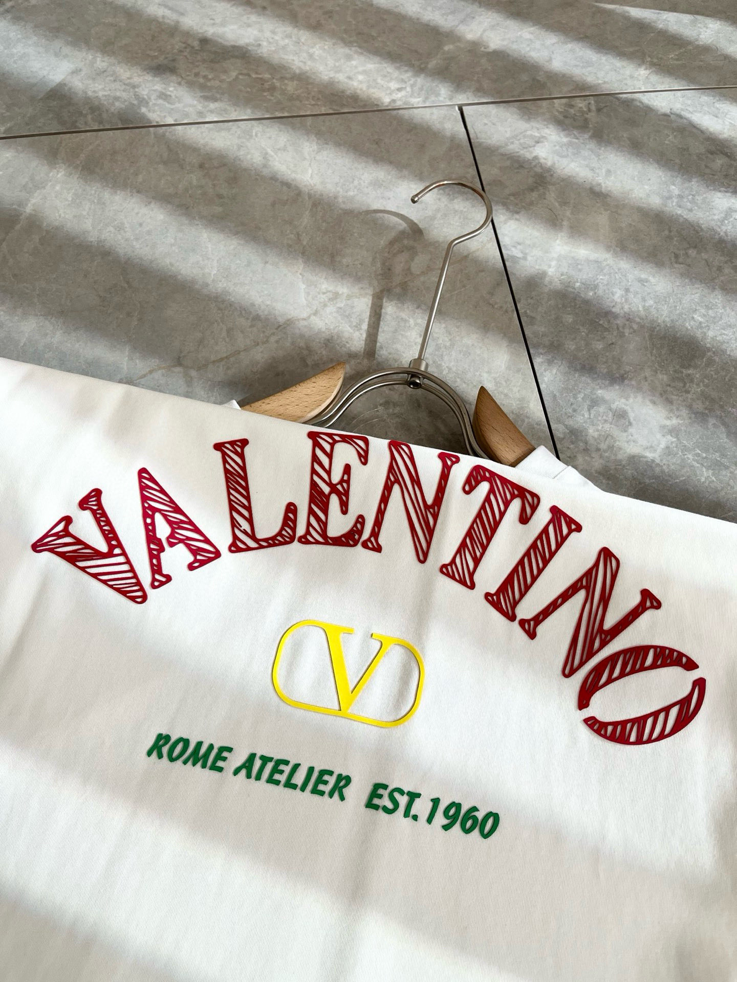   VALENTI*O华伦*奴～柜台款、2025春夏新款短袖T恤衫，胸前logo压绒设计！简单时尚而年轻