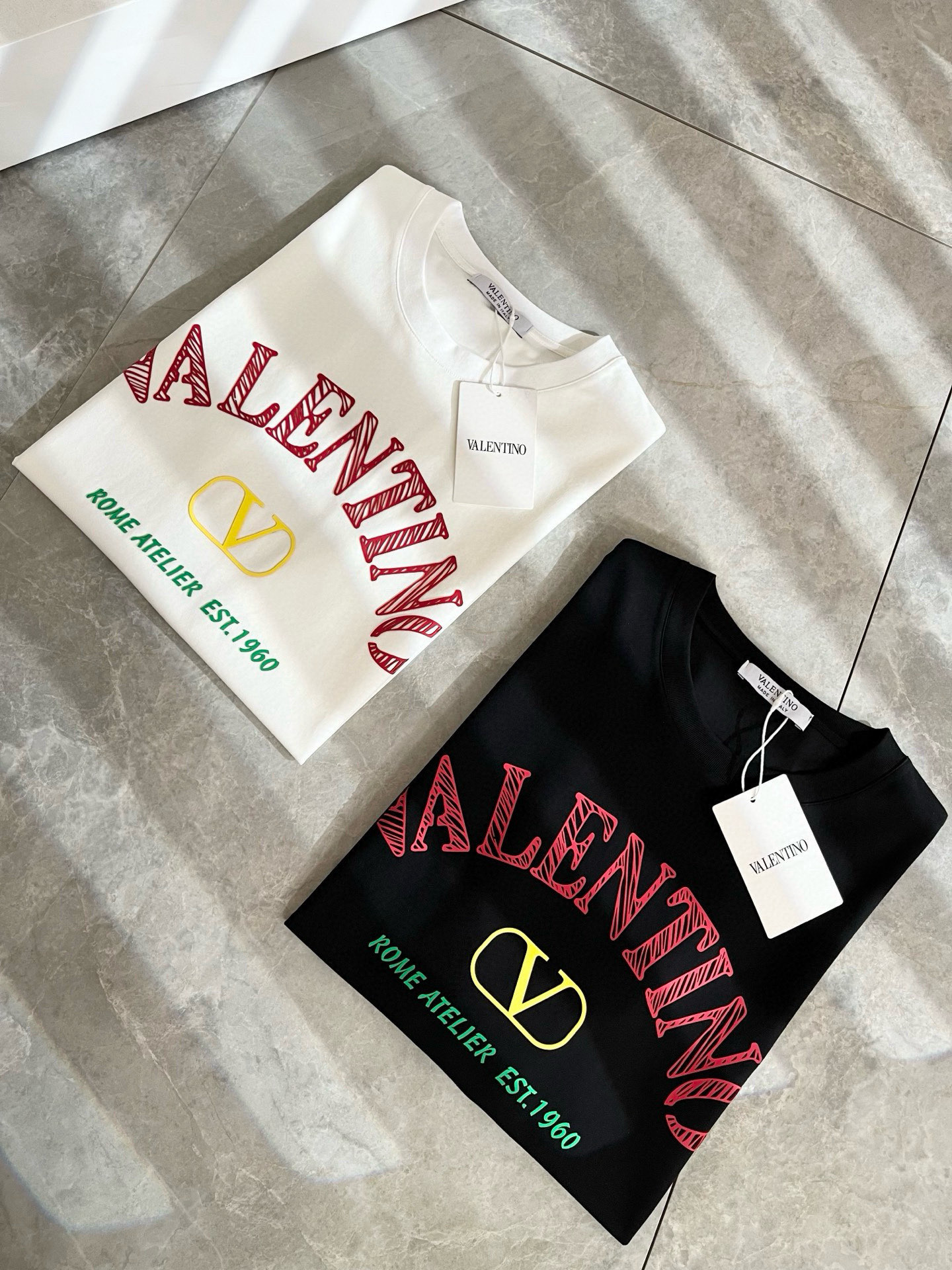   VALENTI*O华伦*奴～柜台款、2025春夏新款短袖T恤衫，胸前logo压绒设计！简单时尚而年轻