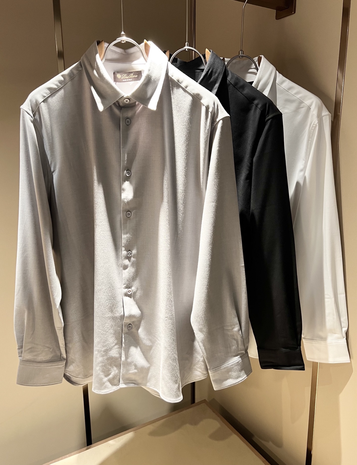 NO:509443,Loro Piana Nouyou Pianya 2025 autumn and winter men's shirt, the latest trade orders and all the quality!  !  Internet celebrity style!  The upper body is comfortable and breathable, not stiff, and the overall three-dimensional feeling is rich. Quality export orders, customized exclusive poplin cotton fabric tailoring to meet the simple needs of commuters for dressing. The upper body is very effective, slim and not picky about the figure. The fabric workmanship... Improper, only good craftsmanship can make you feel good and tasteful. A must-have item for everyone!  Size M-4XL, loro piana, alexander wang19860909Loro Piana诺悠翩雅 2025秋冬男士衬衣,最新的贸易订单全品相！！网红款！上身舒适透气,不僵硬,整体有着丰富的立体感,品质出口订单,定制专属府绸棉面料剪裁,满足通勤人们对于着装的简约需求,上身效果很好,显瘦,不挑剔身材.面料做工....无可挑剔,好工艺好面料才能穿出好品味一款,人手必备单品！尺码M-4XL,,loro piana,alexander wang,Men's clothing