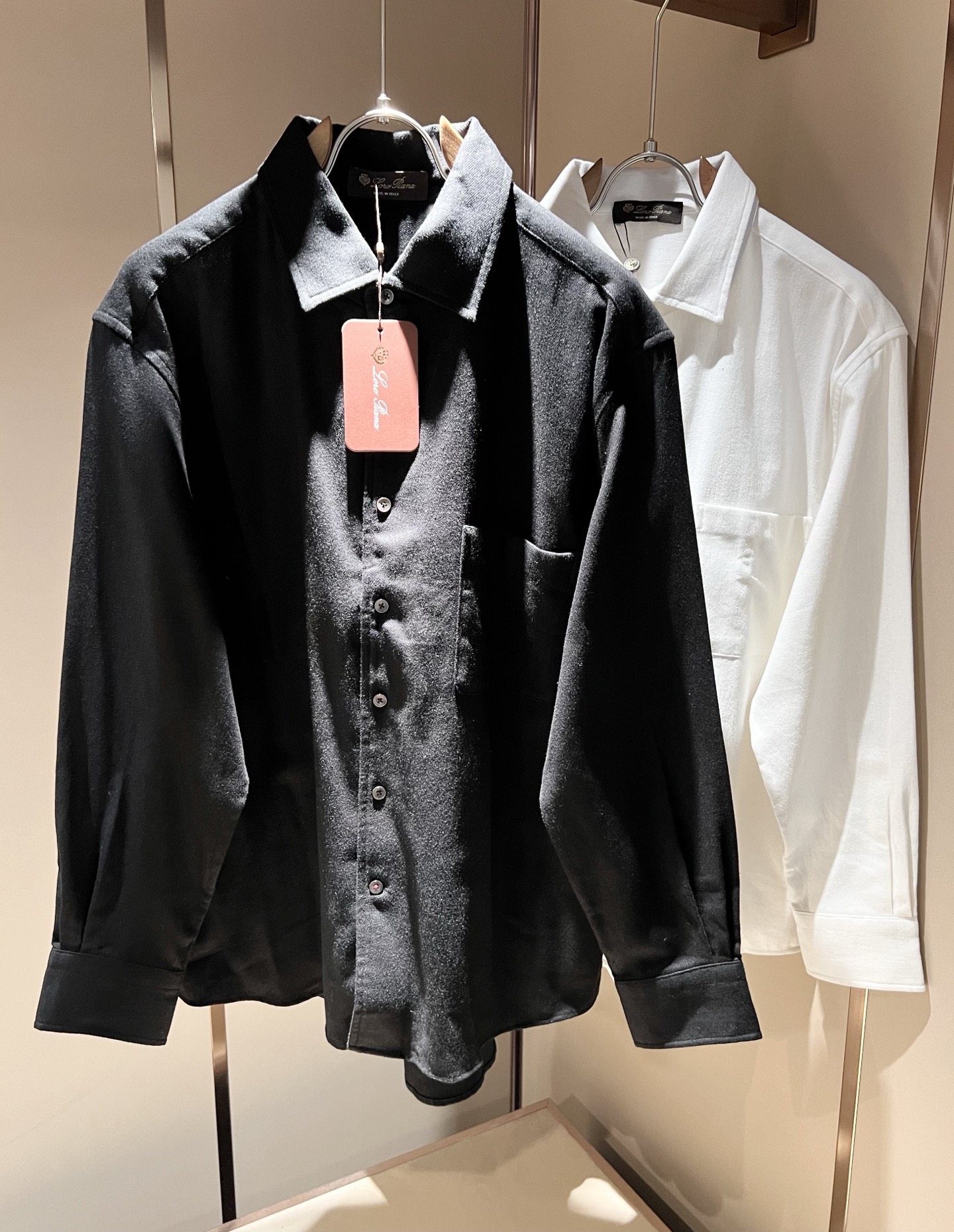 NO:509449,Loro Piana Nouyou Pianya 2025 spring and summer men's shirt, the latest trade orders and all the quality!  !  Internet celebrity style!  The upper body is comfortable and breathable, not stiff, and the overall three-dimensional feeling is rich. Quality export orders, customized exclusive pure cotton fabric tailoring to meet the simple needs of commuters for dressing. The upper body is very effective, slim and not picky about the figure. The fabric workmanship... Improper, only good craftsmanship can make you feel good and tasteful. A must-have item for everyone!  Size M-3XL, loro piana, alexander wang19860909Loro Piana诺悠翩雅 2025春夏男士衬衣,最新的贸易订单全品相！！网红款！上身舒适透气,不僵硬,整体有着丰富的立体感,品质出口订单,定制专属纯棉面料剪裁,满足通勤人们对于着装的简约需求,上身效果很好,显瘦,不挑剔身材.面料做工....无可挑剔,好工艺好面料才能穿出好品味一款,人手必备单品！尺码M-3XL,,loro piana,alexander wang,Men's clothing