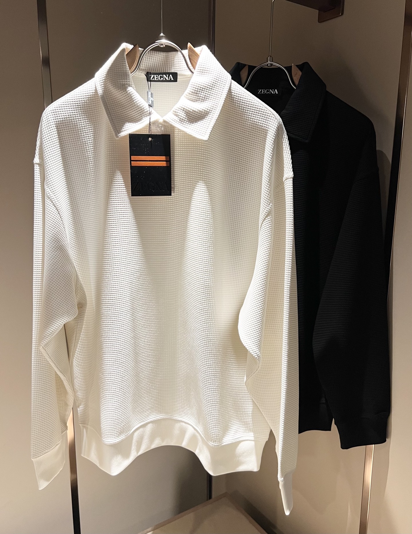 NO:509440,Ermenegildo Zeg*aJia 2025 autumn and winter new men's casual sweatshirt, the finale of the channel goods have appeared!  !  Sold simultaneously at the counter!  It is no exaggeration to say that this trouser is made from the original OEM channel, not a bragging original OEM, but is a product from the domestic ready-to-wear OEM factory officially authorized by Jenia!  Therefore, the ratio of quantity and size is extremely short, so you can earn it if you grab it!  The best trousers in autumn and winter are officially unveiled!  !  !  !  !  !  Zegna's things have always been one of the only essential outfits for successful business people!  Not everyone can easily surpass the brand's high-end style and its own strong aura. No matter which season the style is, it is a standard temperament!  However, the fabric style is between business and daily wear, so there is only Jenya, who focuses on men's business and leisure!  Whether you wear this style in a casual occasion or in a business occasion, you must wear it well and be able to wear it to your own taste!  Pants that give yourself unlimited points!  Size M-2XL, zegna, hoodie, sweatshirts, alexander wang19860909Ermenegildo Zeg*a杰*亚 2025秋冬新款男士休闲卫衣,压轴的渠道货出现了！！柜台同步销售！ 毫不夸张的说,此款裤装是原厂代工渠道的货,并不是吹牛的原厂代工,完全是由杰尼亚官方授权的国内成衣代工厂出来的产品！所以数量跟尺码配比都极度紧缺,抢到就是赚到！秋冬最好的裤装正式揭幕！！！！！！Zegna的东西,从来都是成功商务人士的专属必备行头之一！品牌高级的格调以及自带强大的气场并不是所有人都能轻易凌驾的.无论哪季的款式都是都是气质标配！但是面料版型又介乎于商务休闲跟日常穿着之间,也就只有专注于男装商务休闲的杰尼亚了！不论您是休闲场合穿搭,或者商务场合此款都能搭配的恰到好处要穿,就必须穿好的,能穿出属于自己品味的！给自己无限加分的裤子！尺码M-2XL,,zegna,hoodie,sweatshirts,alexander wang,Men's clothing