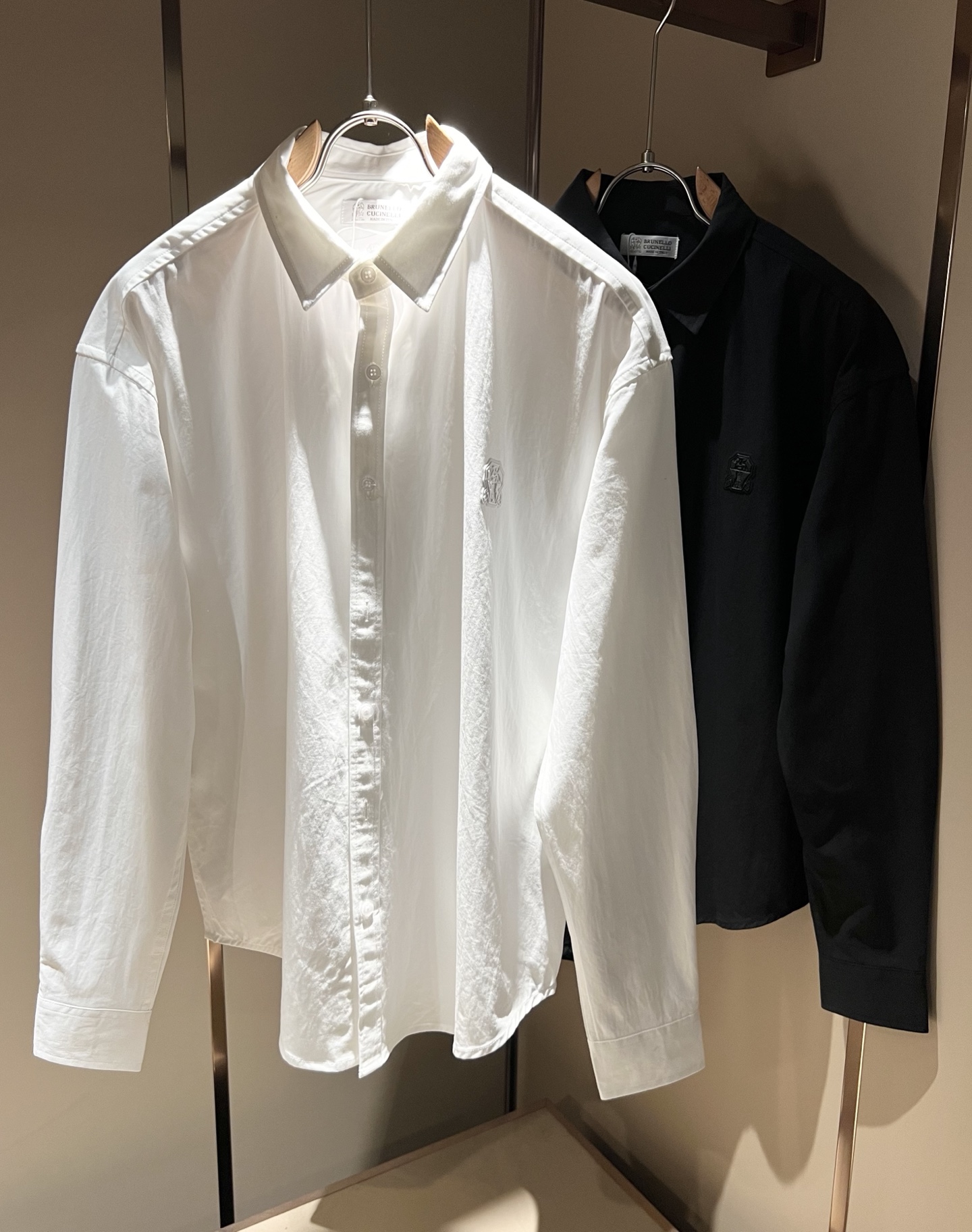 NO:509437,BC-Brunello Cucineli 2025 autumn and winter new men's long-sleeved shirt, a fashionable and versatile item that many celebrities love to wear!  Friends who like classic and simple must not miss this one!  The calm and atmospheric brand style has always been favored by the upper class! It is also the best choice for fashionable items!  The upper body is so handsome, highly recommended!  !  !  In addition to its own brand added value, the biggest attraction of this shirt is that this shirt has a high cost-effectiveness in terms of color matching and material!  Customized original exclusive poplin cotton design!  Environmentally friendly washing, customized fabric, pre-shrinkage treatment to ensure a crisp style, the fabric feels super soft and smooth and sweat-absorbing!  The wash water does not deform, the feel is comfortable and smooth, the upper body is soft and comfortable, the classic fashionable lapel design is simple and not complicated, and it is very pleasing to the eye!  S-XL, brunello cucinelli, alexander wang19860909BC-Brunello Cucineli 2025秋冬新款男士长袖衬衣,众多明星都爱穿的时尚百搭单品！喜欢经典简约的朋友,一定不能错过了这款！沉稳大气的品牌风格一直以来备受上层人士的青睐!也是时尚单品的不二之选！ 上身帅到爆了,强烈推荐！！！这件衬衣最大的吸引力除了他本身的品牌附加值,更加肯定的是这款衬衣无论在颜色搭配还是材质上都有很高的性价比！ 定制原版专属府绸棉材质设计！环保水洗,定制面料,预缩处理,确保版型的挺括,面料手感超柔顺滑又吸汗！洗水不变形,手感舒适顺滑,上身柔和舒适,经典的时尚翻领设计,精简不繁,很是耐看！码数S-XL,,brunello cucinelli,alexander wang,Men's clothing