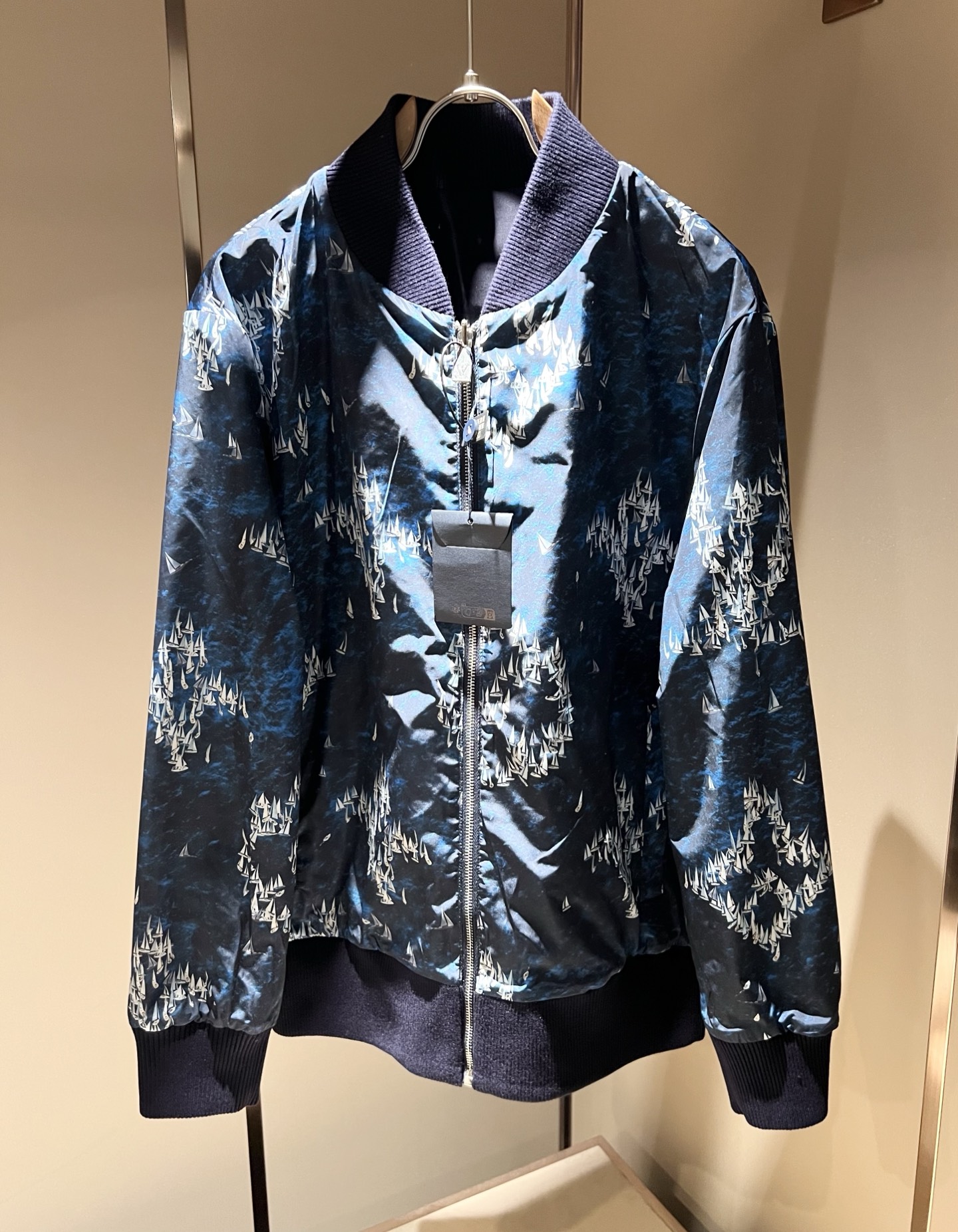 NO:523275,Louis Vuitt*LouisDen Double-sided Jacket!  The latest new jacket jacket for 2025 autumn and winter products, three-dimensional presbyterian pattern jacket!  Trading company channels are even very scarce and difficult to encounter, a high-end luxury product that is hard to find!  This jacket is made of customized high-density nylon material, and the fabric is excellent in color and performance!  While modifying the neck lines, it brings a sense of ability and simplicity!  The loose style covers the flesh and makes you look slim, and it changes the brand's traditional business sense and adds a trendy atmosphere. V's masterpieces in autumn and winter, hurry up and buy them!  Size M-3XL, louis vuitton,louis vuitton,jackets & coats,jackets & coats,alexander wang19860909LouisVuitt*路易*登 双面夹克！2025秋冬新品最新款夹克外套,立体老花图案装夹克外套！贸易公司渠道,甚至到非常稀缺很难遇到,一件难求的高奢臻品！本款夹克选用客供定制高密度尼龙材质打造,面料无论是配色或是性能都相当出色！修饰颈部线条的同时有带来了一件干练和率性感！宽松的版型,上身遮肉显瘦,且一改品牌传统的商务感,增添了一份潮流气息,V家秋冬季的杰作,抓紧抢购哦！尺码M-3XL,,louis vuitton,louis vuitton,jackets & coats,jackets & coats,alexander wang,Men's clothing