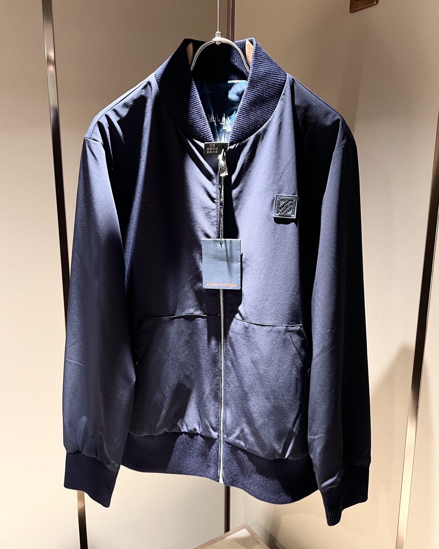 NO:509446,Louis Vuitt*LouisDen Double-sided Jacket!  The latest new jacket jacket for 2025 autumn and winter products, three-dimensional presbyterian pattern jacket!  Trading company channels are even very scarce and difficult to encounter, a high-end luxury product that is hard to find!  This jacket is made of customized high-density nylon material, and the fabric is excellent in color and performance!  While modifying the neck lines, it brings a sense of ability and simplicity!  The loose style covers the flesh and makes you look slim, and it changes the brand's traditional business sense and adds a trendy atmosphere. V's masterpieces in autumn and winter, hurry up and buy them!  Size M-3XL, louis vuitton,louis vuitton,jackets & coats,jackets & coats,alexander wang19860909LouisVuitt*路易*登 双面夹克！2025秋冬新品最新款夹克外套,立体老花图案装夹克外套！贸易公司渠道,甚至到非常稀缺很难遇到,一件难求的高奢臻品！本款夹克选用客供定制高密度尼龙材质打造,面料无论是配色或是性能都相当出色！修饰颈部线条的同时有带来了一件干练和率性感！宽松的版型,上身遮肉显瘦,且一改品牌传统的商务感,增添了一份潮流气息,V家秋冬季的杰作,抓紧抢购哦！尺码M-3XL,,louis vuitton,louis vuitton,jackets & coats,jackets & coats,alexander wang,Men's clothing