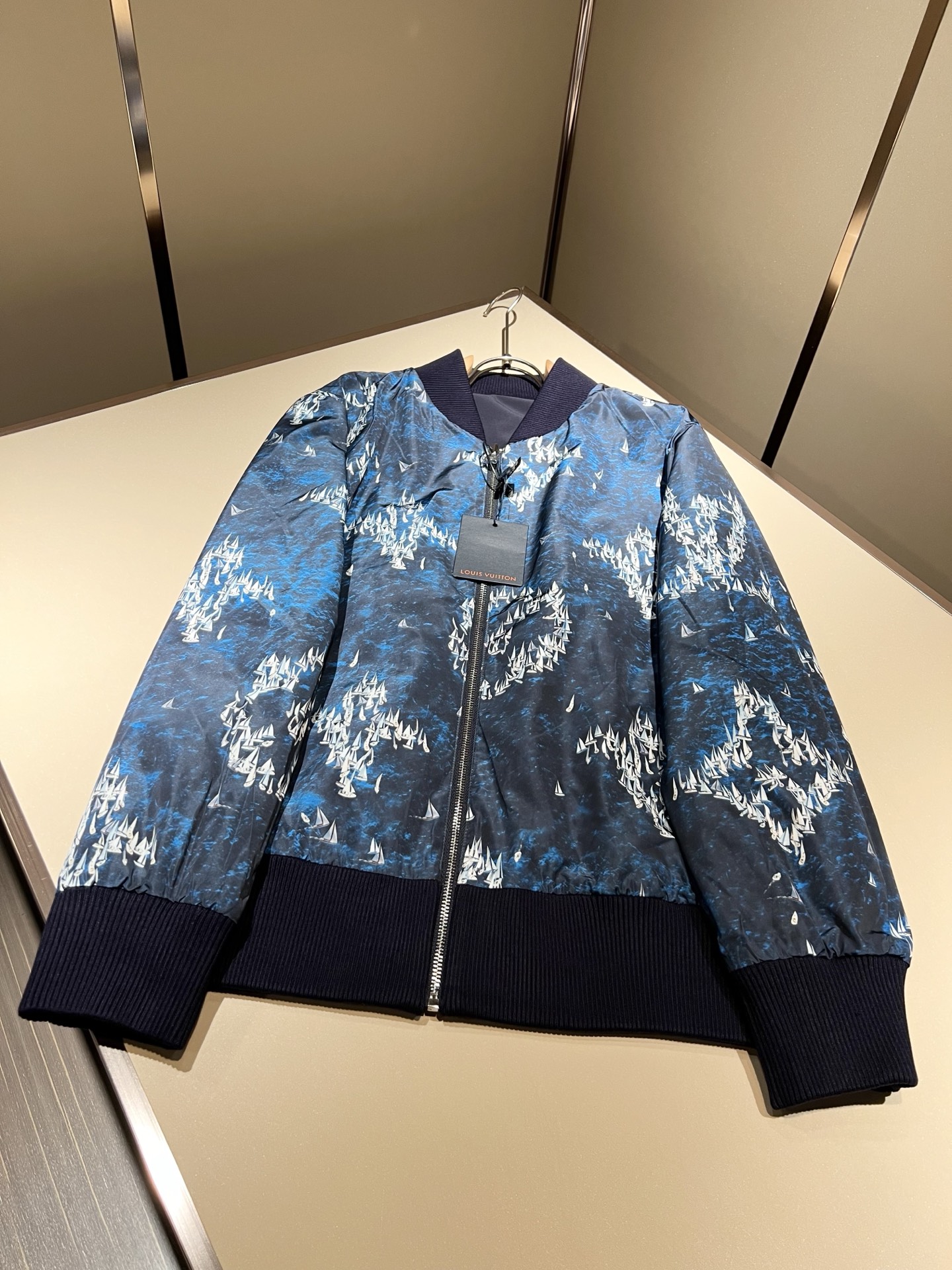  LouisVuitt*路易*登  ⚠️双面夹克！2025秋冬新品最新款夹克外套，立体老花图案装夹克外套