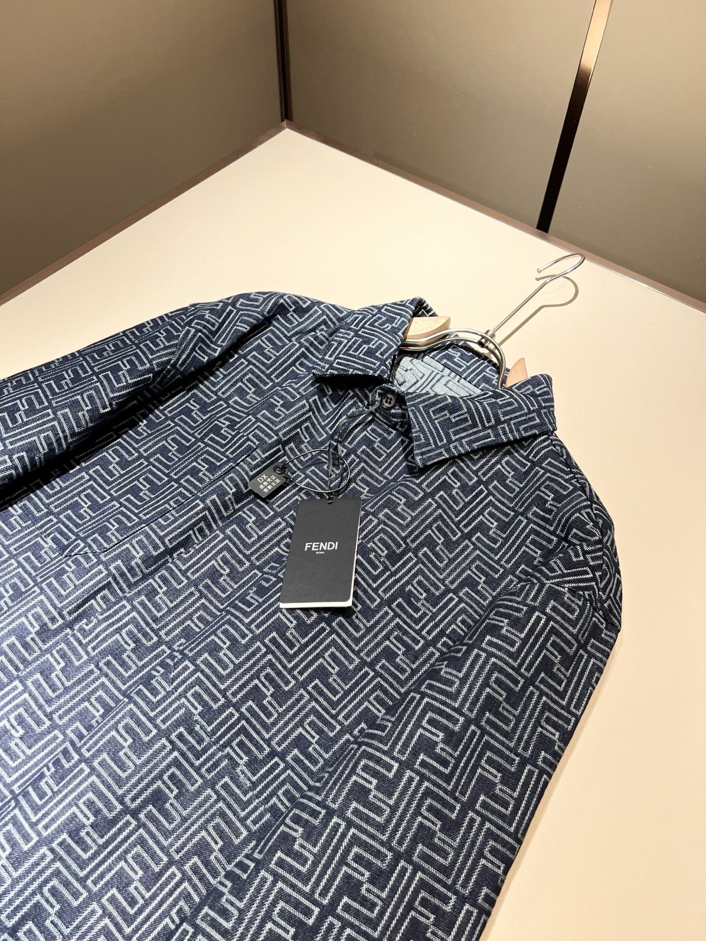  FEN*I 芬*迪 2025秋冬新款夹克外套，意大利原厂订单，FD家族人气单品，代表性十足，规格感十足