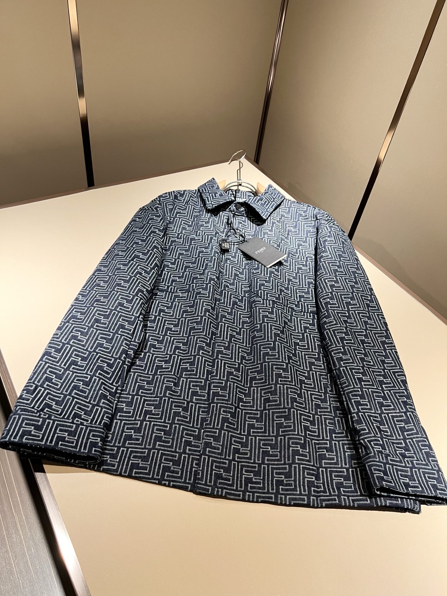  FEN*I 芬*迪 2025秋冬新款夹克外套，意大利原厂订单，FD家族人气单品，代表性十足，规格感十足