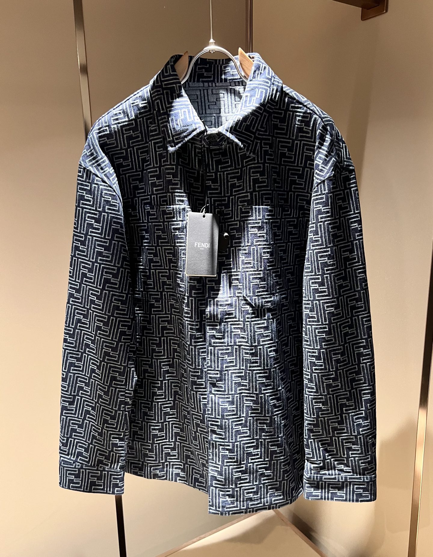 NO:509457,FEN*I 2025 autumn and winter new jacket jacket, original Italian orders, popular FD family items, representative and full of specifications, boutiques that all FD fans are worth buying!  Pure Yidian channel orders, high-end popular products from the FD family, and very popular items at the moment, high-end products worth keeping and giving away to others!  The most classic BUGS series of styles in the FD family are trendy and beautiful, full of trendy atmosphere, extremely high grade and specifications, and use very classic combinations, giving people a strong visual impact and extremely high recognition. Top exclusive denim fabrics, panoramic FF logo logo pattern jacquard design!  The touch is soft, delicate and comfortable, and the quality is quite high-end and classy!  Perfectly interprets the charm of the brand and leaves a deep impression. It is more fashionable and charming. It has simple, elegant and fashionable upper body, and is even more stressful for outfits!  The inner wear alone is very delicious and beautiful scenery that cannot be ignored!  Size M-3 XL, fendi,dior,jackets & coats,jackets & coats,alexander wang19860909FEN*I 芬*迪 2025秋冬新款夹克外套,意大利原厂订单,FD家族人气单品,代表性十足,规格感十足的精品,所有FD粉丝都值得抢购的精品！纯正意代渠道订单,FD家族的高奢人气爆款产物,当下十分火爆的单品,值得自留和送人的高端货！FD家族最为经典的BUGS系列款式单品,新潮又好看,潮流气息感十足,档次规格感极高,并且采用十分经典的搭配,给人的视觉冲击感相当强烈,有着极高的辨识度,顶级专属牛仔面料,全景FF标志logo图案提花设计！触感柔软细腻舒适,品相相当高级有档次！完美诠释品牌魅力,给人留下深刻印象.更具时尚与韵味,上身简约大方时尚,对于穿搭更是毫无压力！单穿内搭都极有味道,不可忽视的靓丽风景线！ 尺码M-3 XL,,fendi,dior,jackets & coats,jackets & coats,alexander wang,Men's clothing