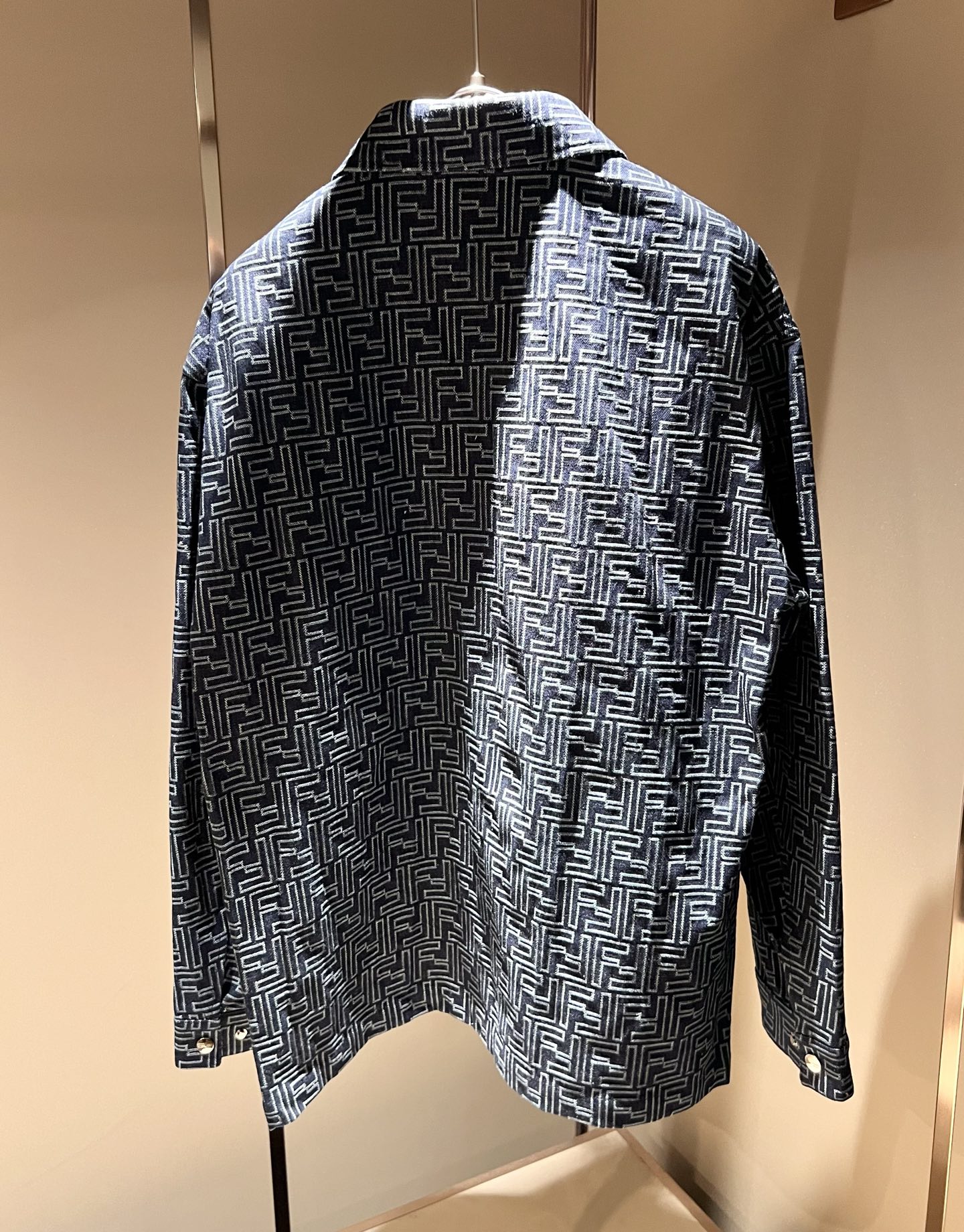  FEN*I 芬*迪 2025秋冬新款夹克外套，意大利原厂订单，FD家族人气单品，代表性十足，规格感十足