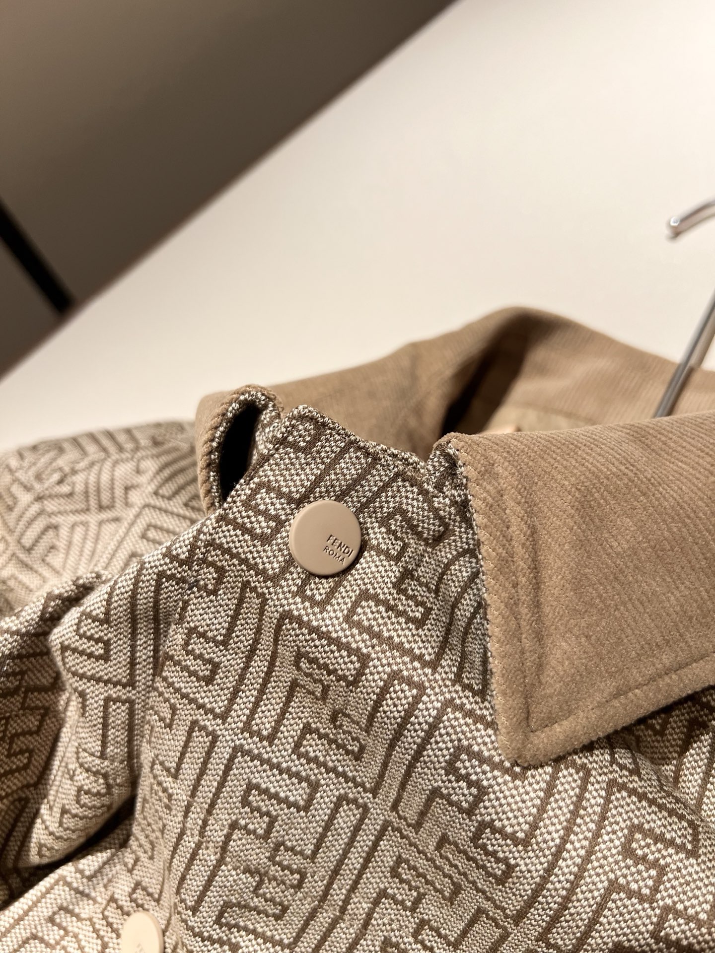  FEN*I 芬*迪 2025秋冬新款夹克外套，意大利原厂订单，FD家族人气单品，代表性十足，规格感十足