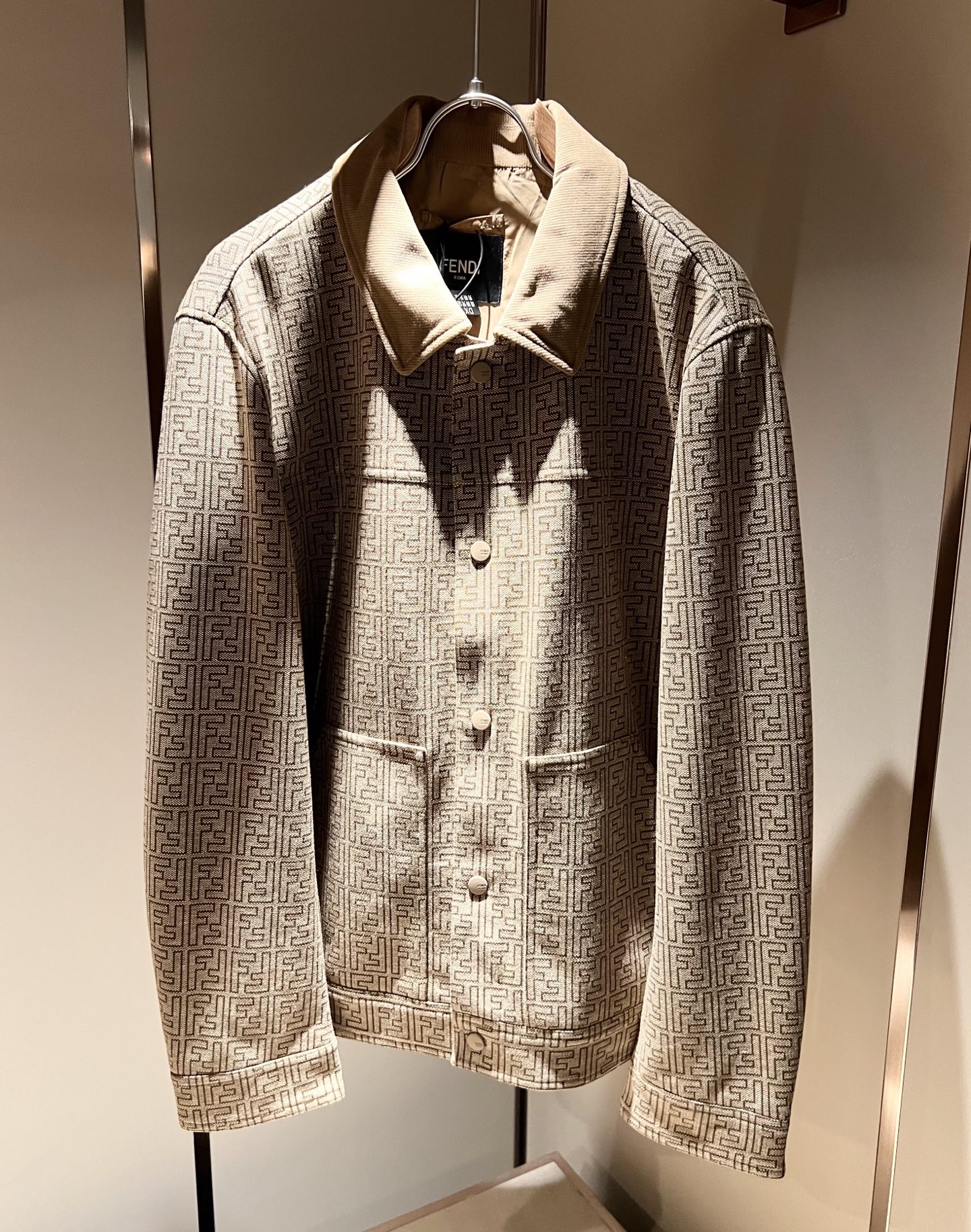 NO:523284,FEN*I 2025 autumn and winter new jacket jacket, original Italian orders, popular FD family items, representative and full of specifications, boutiques that all FD fans are worth buying!  Pure Yidian channel orders, high-end popular products from the FD family, and very popular items at the moment, high-end products worth keeping and giving away to others!  The most classic BUGS series of styles in the FD family are trendy and beautiful, full of trendy atmosphere, extremely high grade and specifications, and use very classic combinations, giving people a strong visual impact and extremely high recognition. Top-level exclusive pure cotton fabric, panoramic FF logo logo pattern jacquard design!  The touch is soft, delicate and comfortable, and the quality is quite high-end and classy!  Perfectly interprets the charm of the brand and leaves a deep impression. It is more fashionable and charming. It has simple, elegant and fashionable upper body, and is even more stressful for outfits!  The inner wear alone is very delicious and beautiful scenery that cannot be ignored!  Size M-3 XL, fendi,dior,jackets & coats,jackets & coats,alexander wang19860909FEN*I 芬*迪 2025秋冬新款夹克外套,意大利原厂订单,FD家族人气单品,代表性十足,规格感十足的精品,所有FD粉丝都值得抢购的精品！纯正意代渠道订单,FD家族的高奢人气爆款产物,当下十分火爆的单品,值得自留和送人的高端货！FD家族最为经典的BUGS系列款式单品,新潮又好看,潮流气息感十足,档次规格感极高,并且采用十分经典的搭配,给人的视觉冲击感相当强烈,有着极高的辨识度,顶级专属纯棉面料,全景FF标志logo图案提花设计！触感柔软细腻舒适,品相相当高级有档次！完美诠释品牌魅力,给人留下深刻印象.更具时尚与韵味,上身简约大方时尚,对于穿搭更是毫无压力！单穿内搭都极有味道,不可忽视的靓丽风景线！ 尺码M-3 XL,,fendi,dior,jackets & coats,jackets & coats,alexander wang,Men's clothing