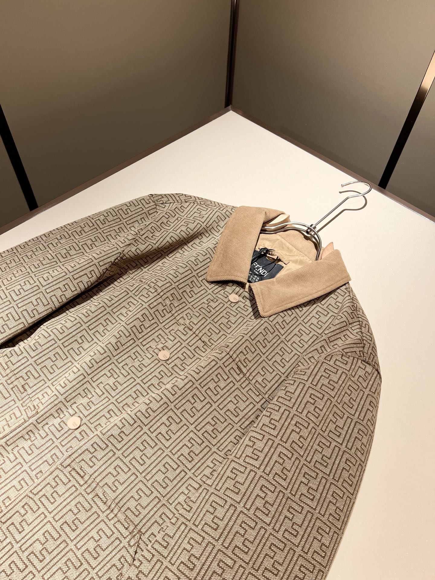  FEN*I 芬*迪 2025秋冬新款夹克外套，意大利原厂订单，FD家族人气单品，代表性十足，规格感十足