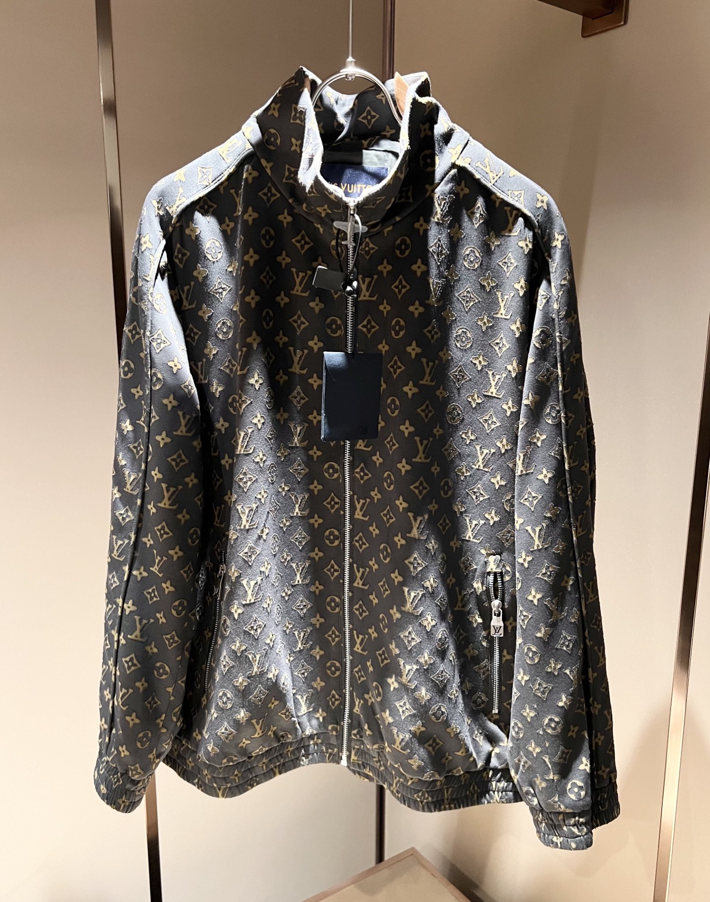 NO:523281,Louis Vuit*on 2025 autumn and winter new light luxury men and women's same denim jacket jacket, the new high-end of the Louis family, the details and quality are always flawless, and the customized pure cotton design!  Panoramic flower-burning creative design!  If you don’t buy a few Louis items this fall and winter, you are not considered a fashion expert. It interprets Louis’ iconic elements, which are really something that everyone loves. It is super soft and tough, and has an excellent breathability. It comes from world-class trade-level OEM channels, with extremely rare quantity and no help after selling out. It is clean and neat. This is the special skill of the Louis family and the latest craftsmanship this quarter. The degree of meticulousness has reached the top, and the loose three-dimensional tailoring design is a unique one. It is a fusion of luxury and fashion!  Size M-3XL, louis vuitton,louis vuitton,jackets & coats,jackets & coats,alexander wang19860909Louis Vuit*on 路易*登 2025秋冬新款轻奢男女同款牛仔夹克外套,路易家族的新高端,细节品质永远的那么完美无瑕,定制纯棉设计！全景烧花创意设计！今年秋冬季节没有入手几件路易你算不上时尚达人.诠释路易的标志性元素,实属人见人爱的东西.超级柔软且具有韧性,透气感也是绝佳.来自世界级贸易级别的代工厂渠道,数量极其稀少售完无补.干净俐落.这是路易家族的看家绝活也是本季度的最新工艺.细致化程度已经达到顶端了,宽松立体剪裁的版型设计堪称一绝.属于奢华与时尚的融合！尺码M-3XL,,louis vuitton,louis vuitton,jackets & coats,jackets & coats,alexander wang,Men's clothing