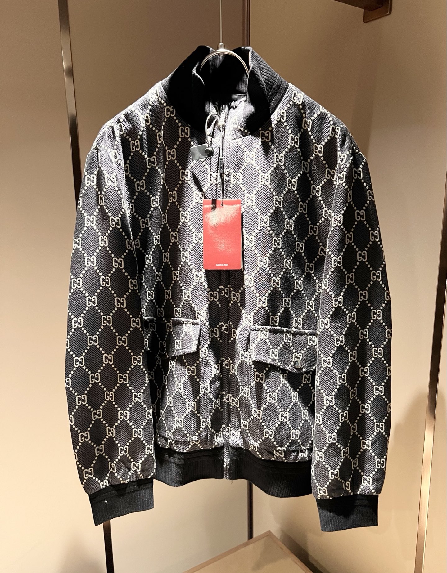 NO:523301,Gucc* Gujia 2025 Autumn and Winter Latest Series!  The same jackets for men and women are available in trading companies, and they are sold on the official website at the same time!  New fashion elements design!  Panoramic jacquard logo pattern design!  Injecting full vitality into the new series, we select customers to make imported denim fabrics, and the inner fleece is warm and designed!  The fabric feels skin-friendly and soft and delicate, and has an extremely comfortable and breathable wearing experience. The whole item is very eye-catching and fashionable, and is deeply loved by young people today!  The basic loose-fitting cut is suitable for matching all the styles and looks you need in your daily life!  It is recommended to wear couple outfits to go out on the street to make it more pleasing to the eye!  Size: M-3XL, gucci, gucci, jackets & coats, jackets & coats, alexander wang19860909Gucc*古家 2025秋冬最新系列！男女同款夹克外套,贸易公司渠道稀出,同步官网发售 ！ 新时尚元素设计！全景提花标志图案设计！为全新系列注入满满活力,选客供进口牛仔面料制成,内里摇粒绒保暖设计！面料手感亲肤柔软细腻,拥有着无比舒适透气性的穿着体验,整件单品极具吸睛度与时尚感,深受当下年轻人的喜爱！基础宽松的版型裁剪,不分年龄与性别的中性款式,适合搭配你日常所需的所有风格与造型！建议搭配情侣装出街会更为养眼出色！尺码:M-3XL,,gucci,gucci,jackets & coats,jackets & coats,alexander wang,Men's clothing